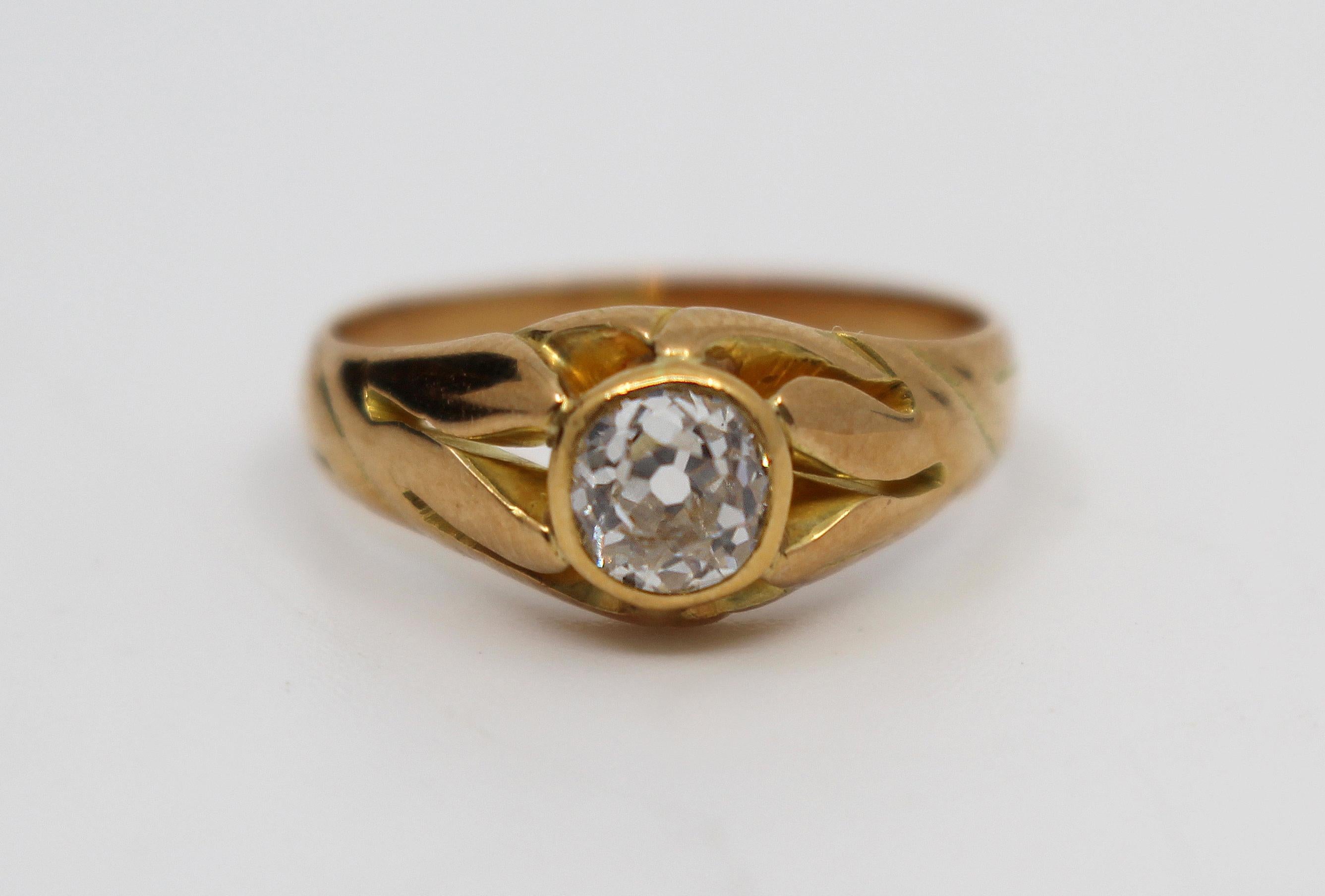 Bague en or rose de 15 ct et diamant de 0,52 carat du début du XXe siècle
 

Début du 20e s.

Serti d'un diamant de taille européenne ancienne, mesurant environ 5,4 x 4,8 mm, profondeur 3,12 mm. Estimé 0,52 carat, évalué clarté I1 (surface