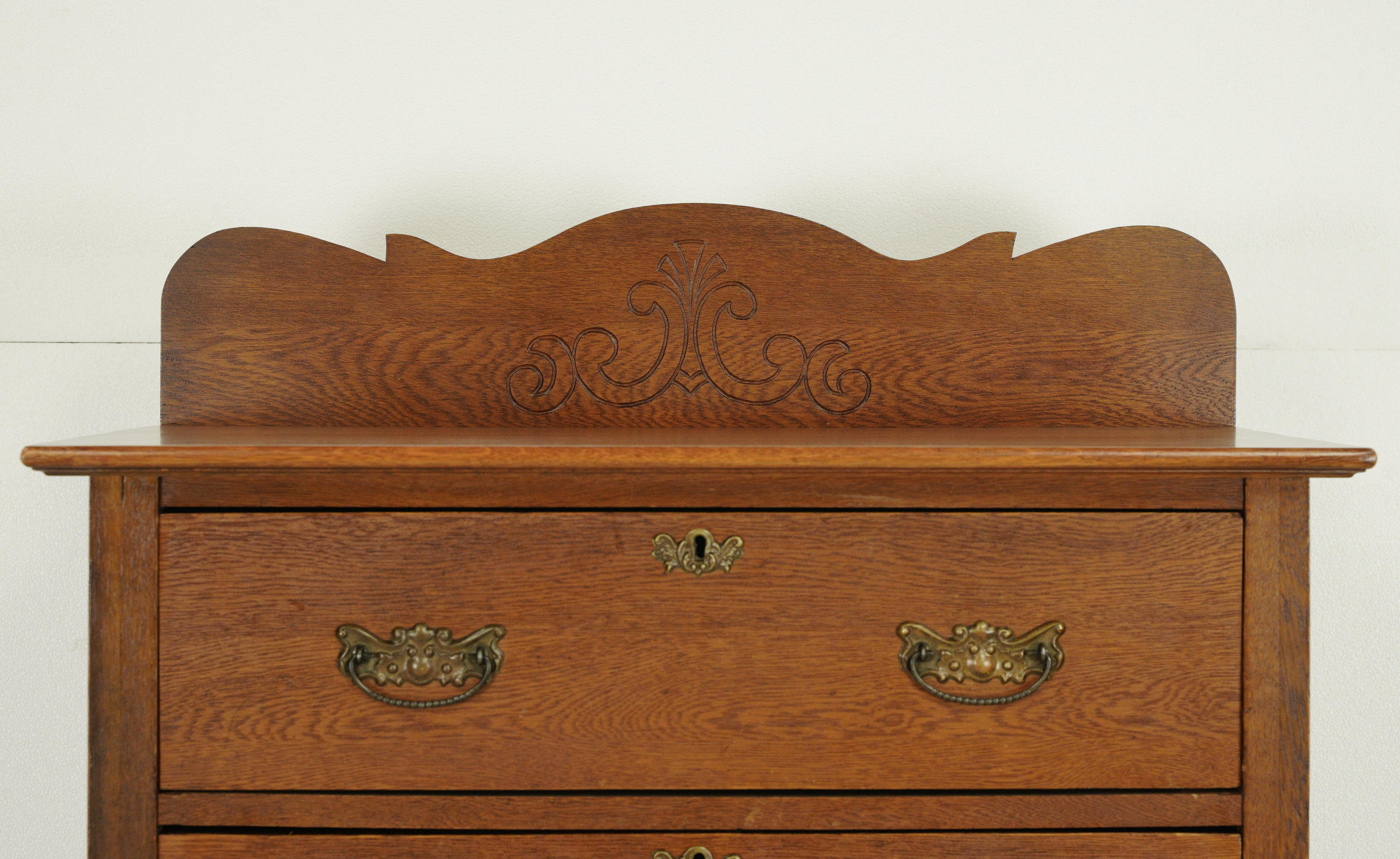 Early 20th C 5 Dovetailed Drawer Oak Highboy Dresser In Good Condition For Sale In New York, NY
