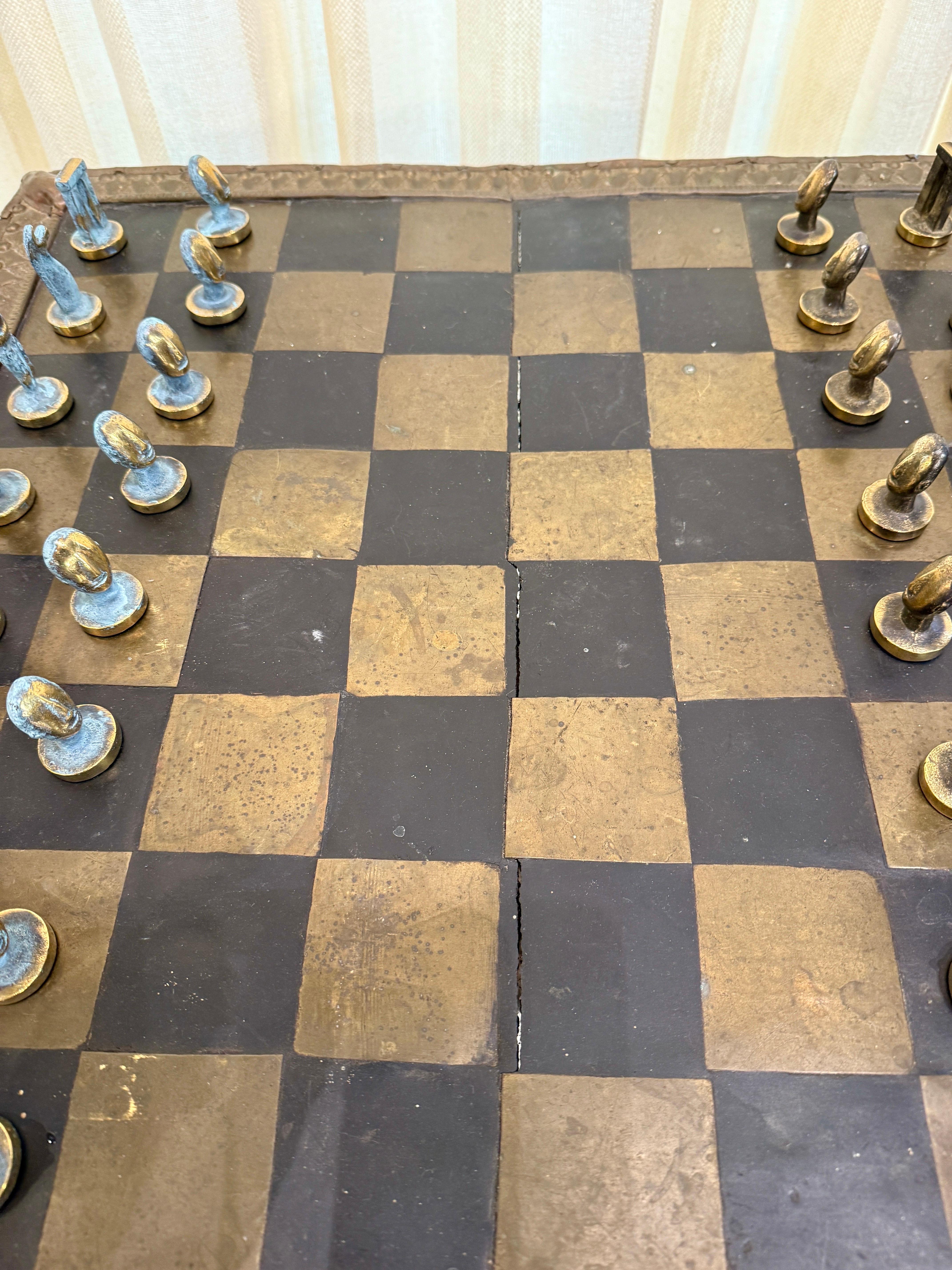 Afrikanischer Schachtisch aus Kupfer und Messing aus dem frühen 20. Jh. + Spielfiguren aus Bronze im Angebot 4