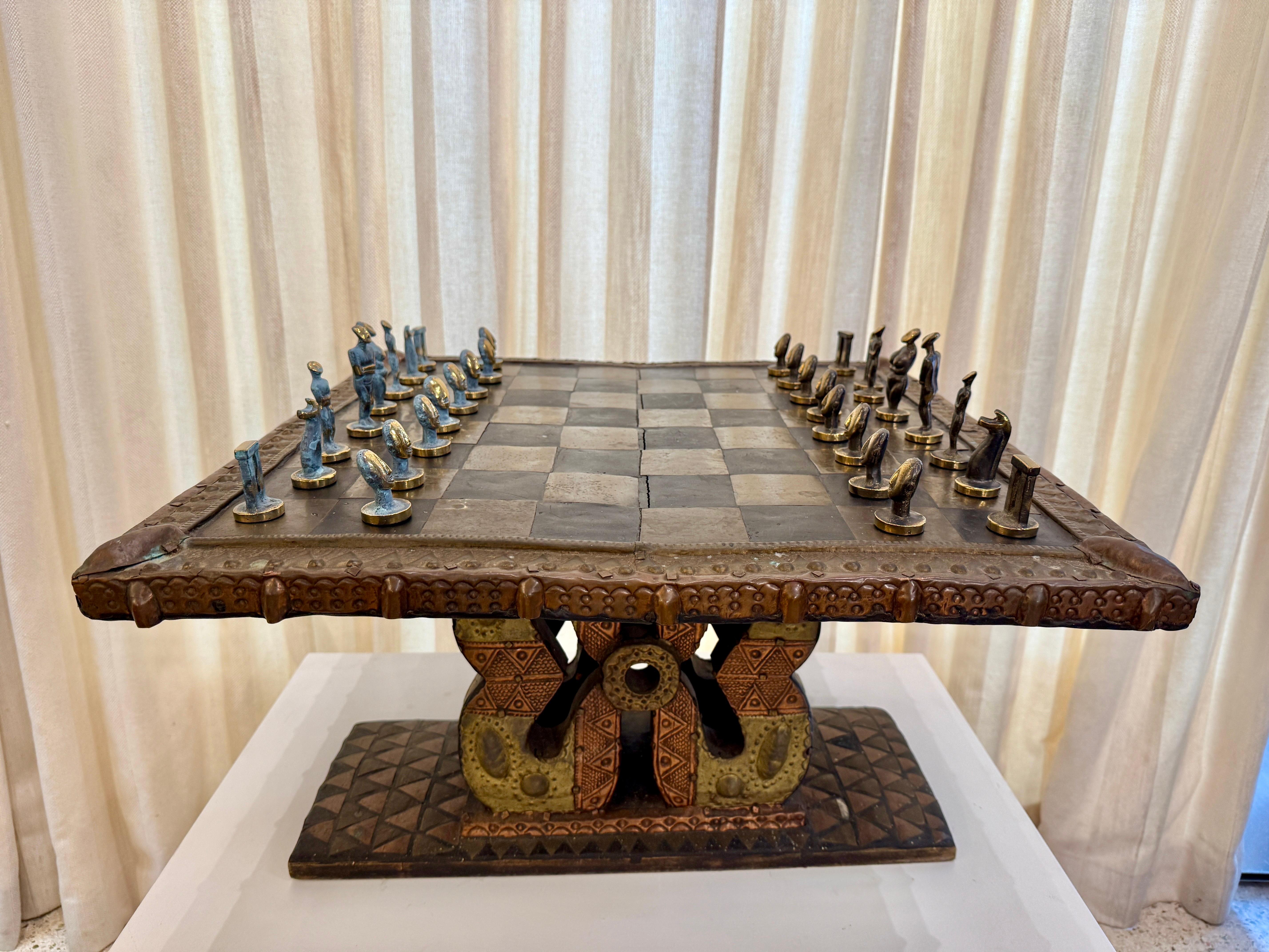 Afrikanischer Schachtisch aus Kupfer und Messing aus dem frühen 20. Jh. + Spielfiguren aus Bronze im Angebot 8