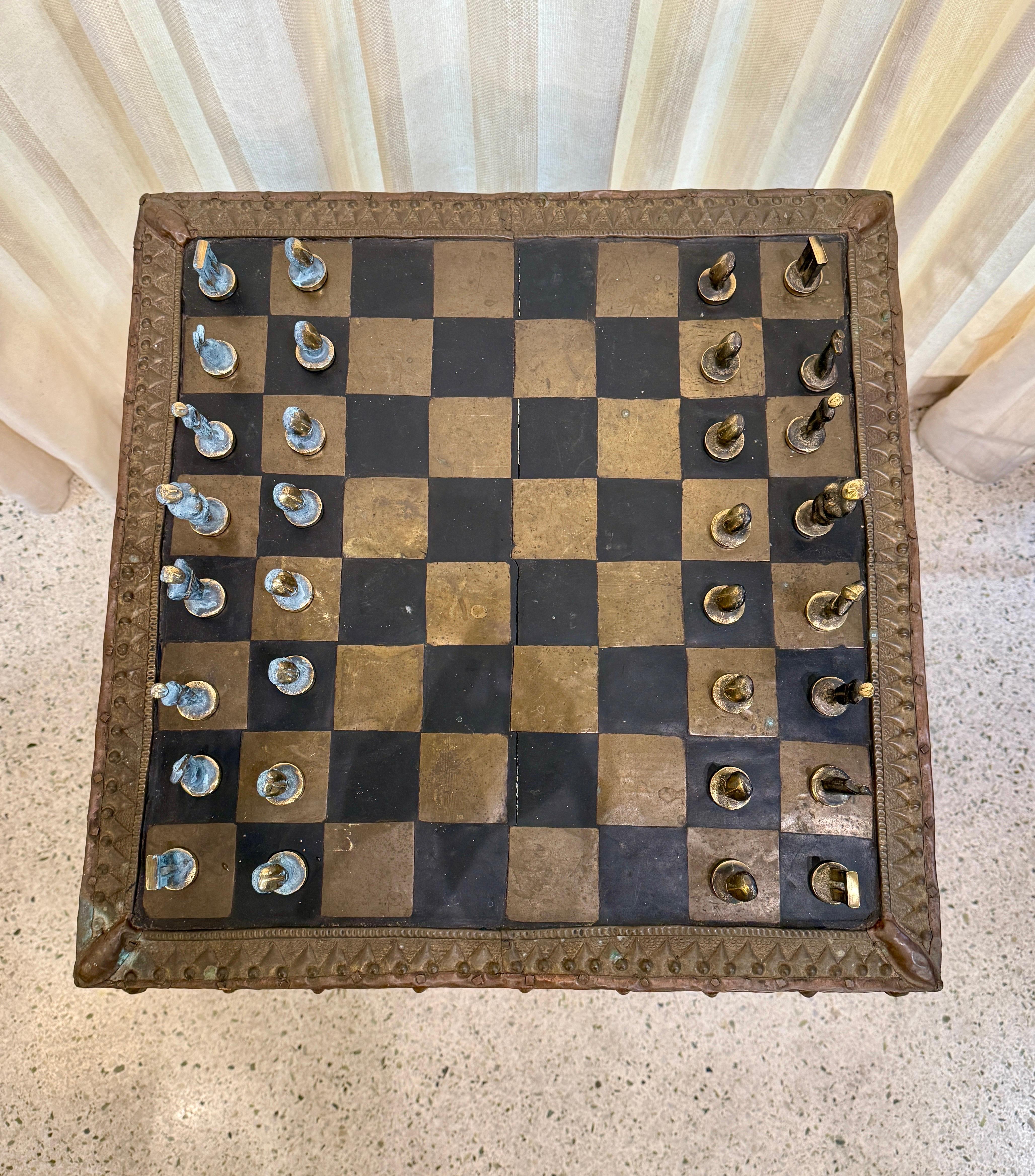 Afrikanischer Schachtisch aus Kupfer und Messing aus dem frühen 20. Jh. + Spielfiguren aus Bronze im Zustand „Gut“ im Angebot in North Miami, FL