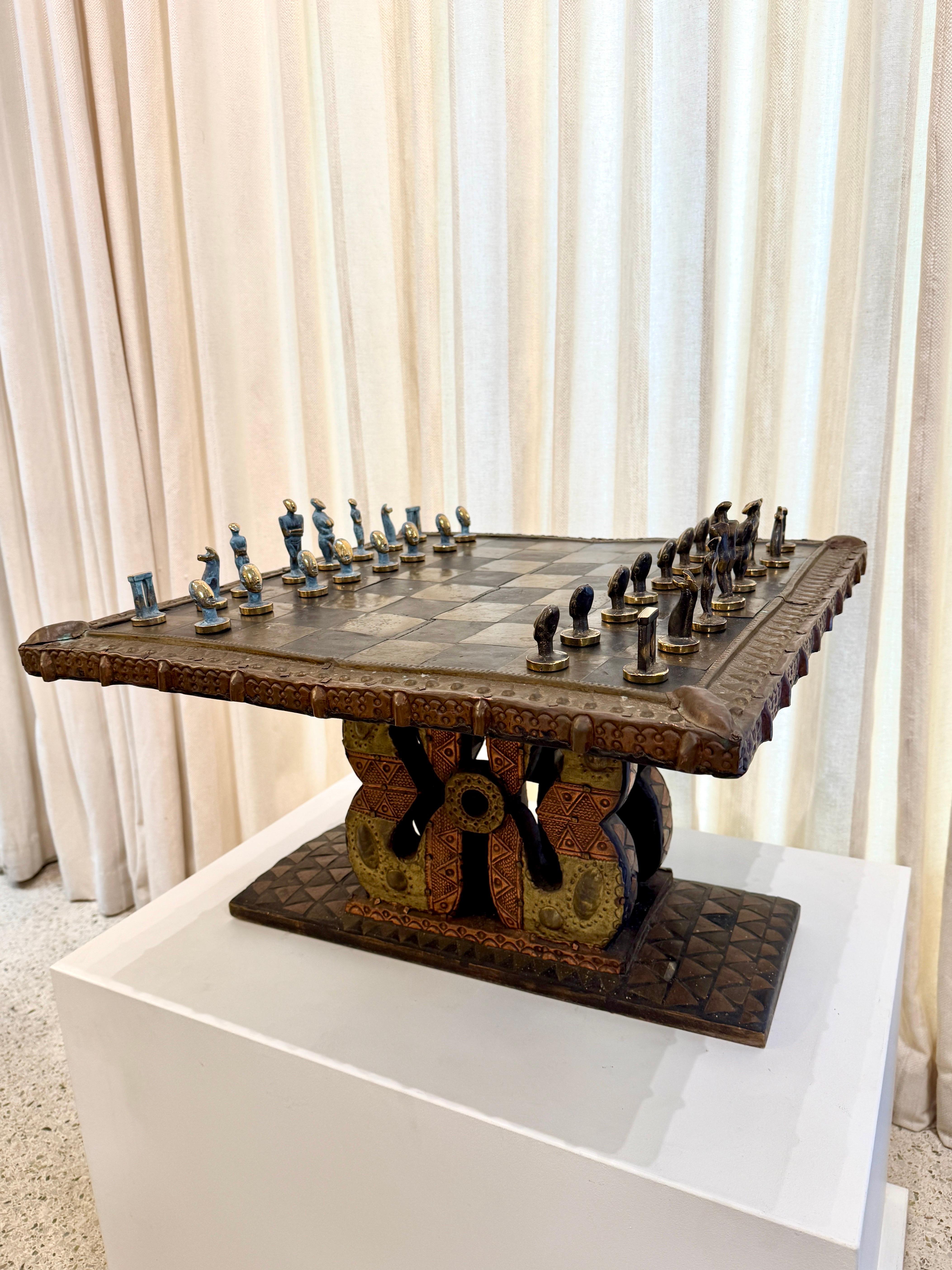 Afrikanischer Schachtisch aus Kupfer und Messing aus dem frühen 20. Jh. + Spielfiguren aus Bronze (20. Jahrhundert) im Angebot