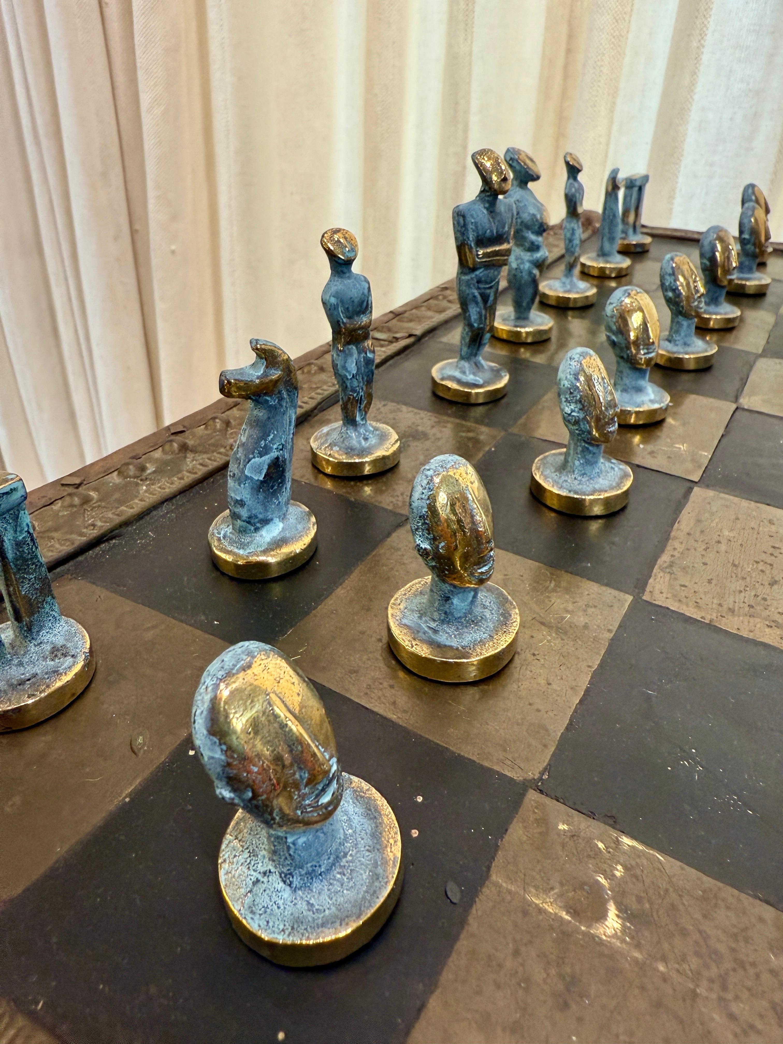 Afrikanischer Schachtisch aus Kupfer und Messing aus dem frühen 20. Jh. + Spielfiguren aus Bronze (Metall) im Angebot
