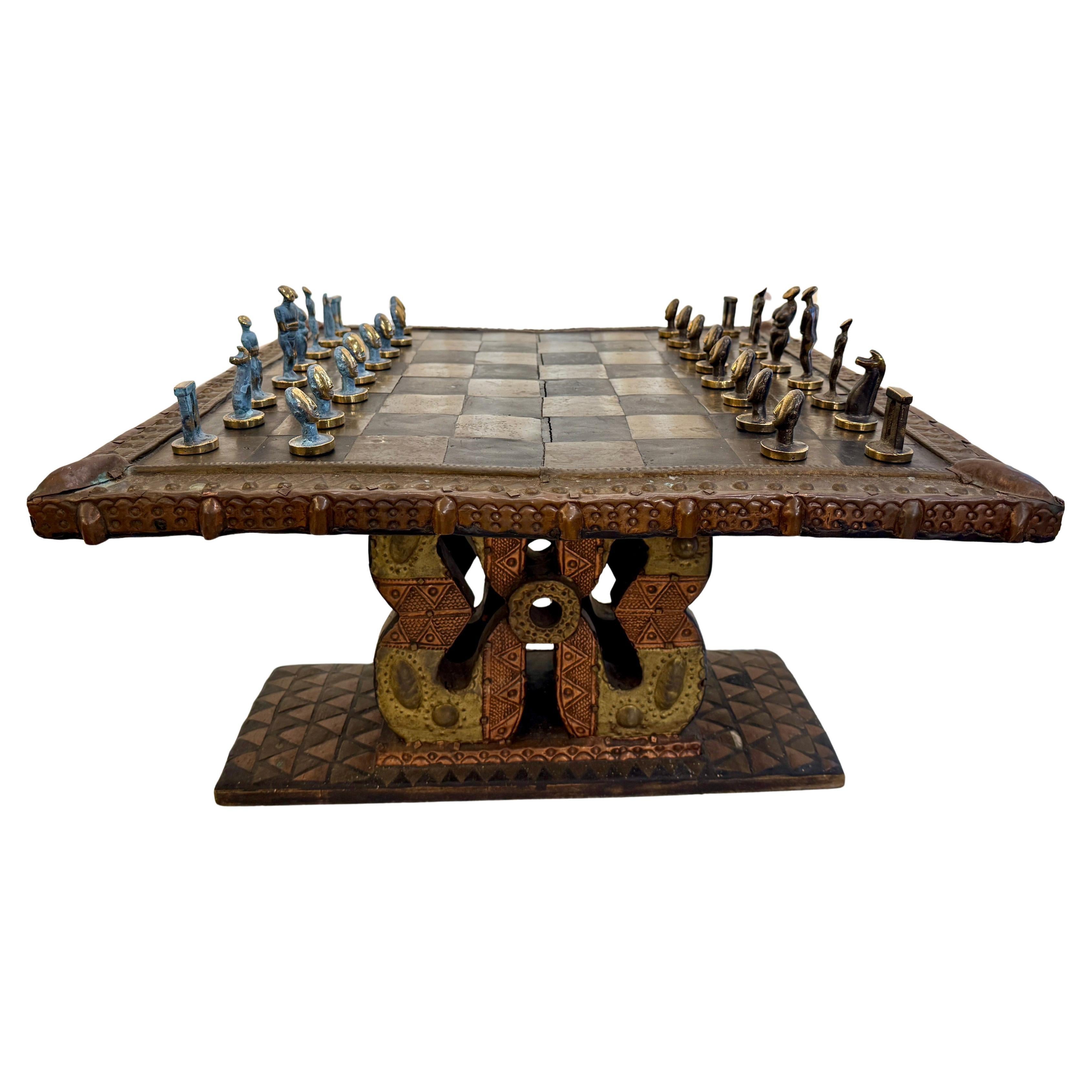 Afrikanischer Schachtisch aus Kupfer und Messing aus dem frühen 20. Jh. + Spielfiguren aus Bronze im Angebot
