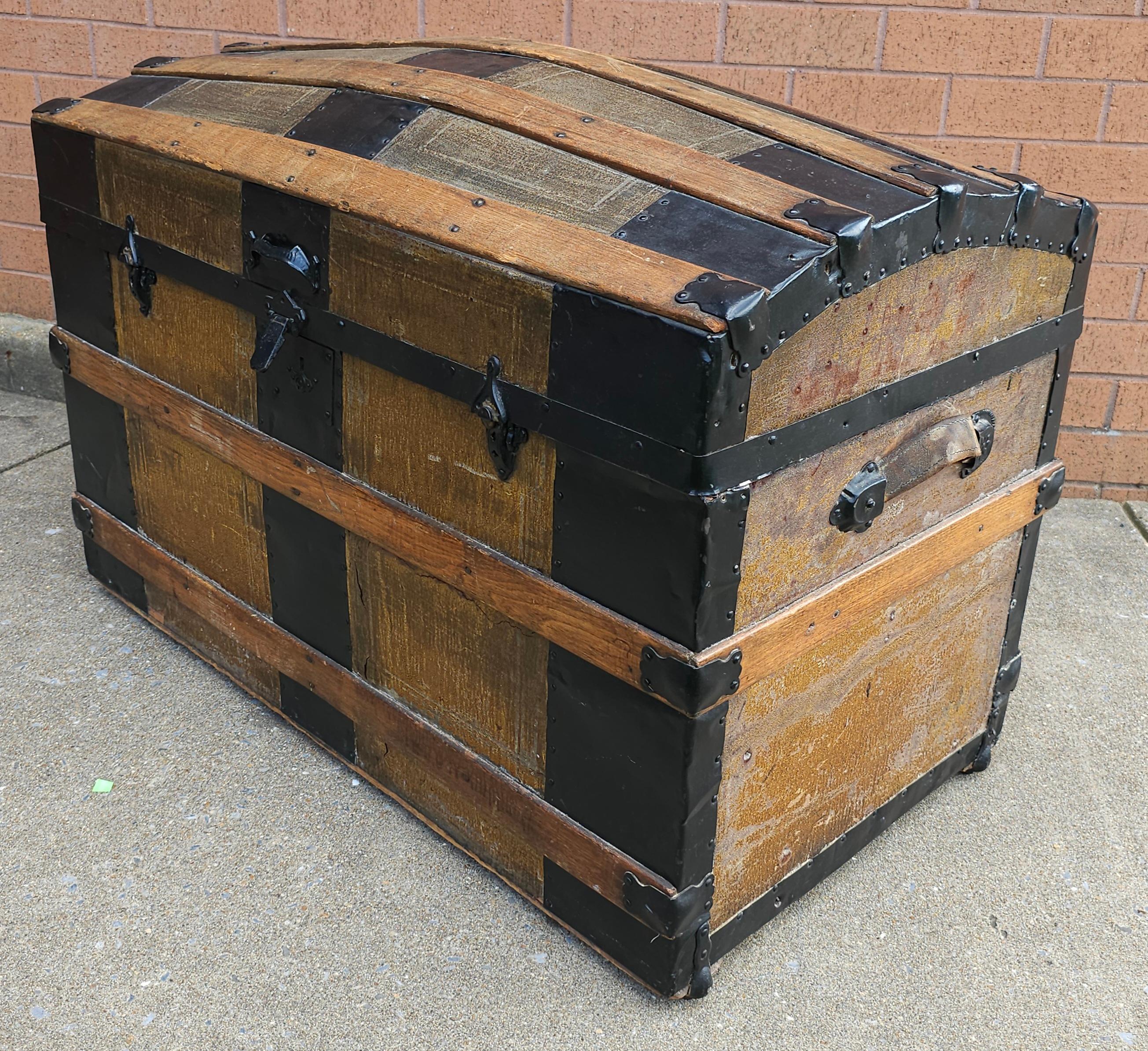 Baúl de vapor americano de metal, madera y cuero de principios del siglo XX con tapa abovedada Estadounidense en venta