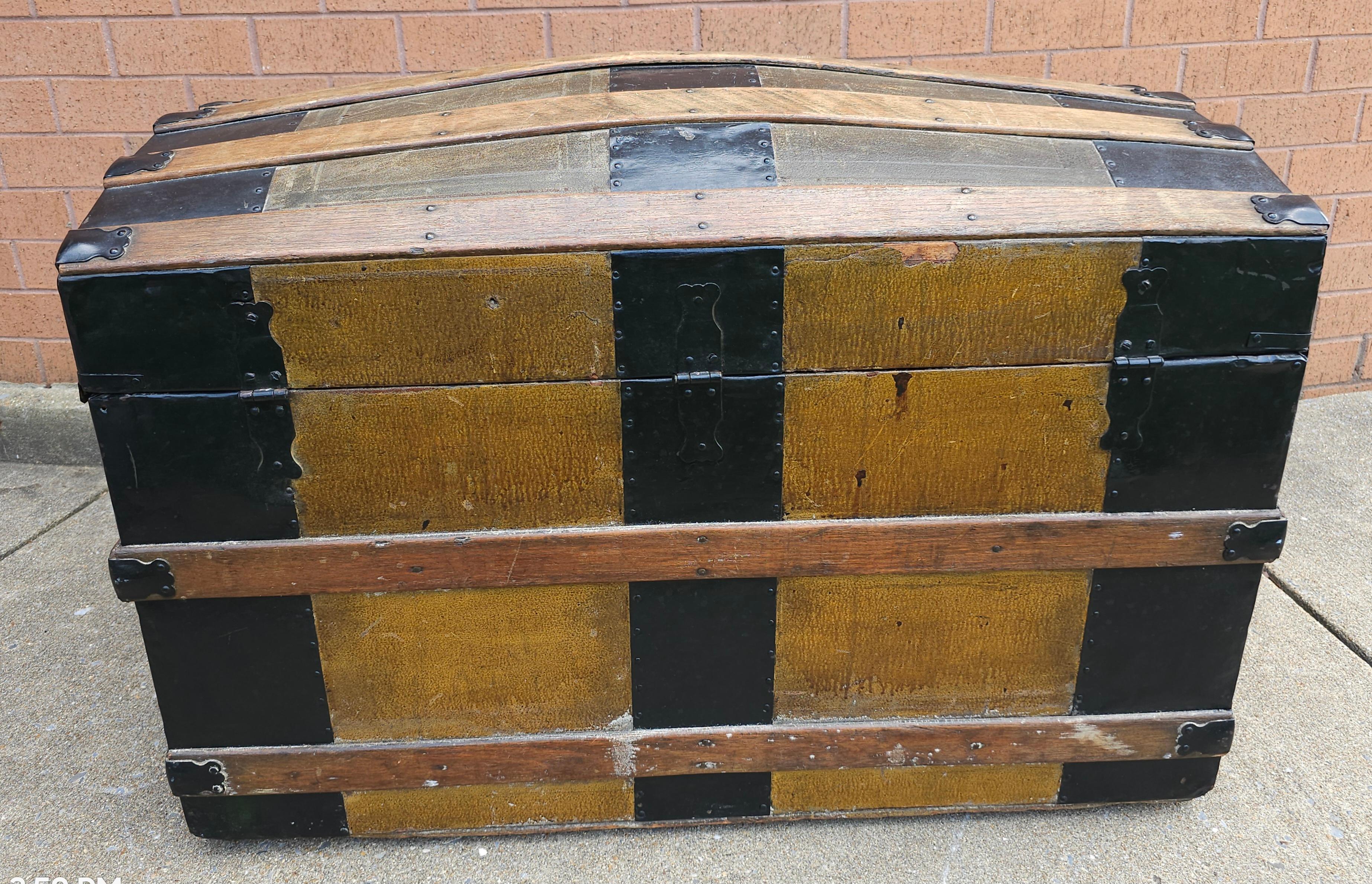 Baúl de vapor americano de metal, madera y cuero de principios del siglo XX con tapa abovedada Otro en venta