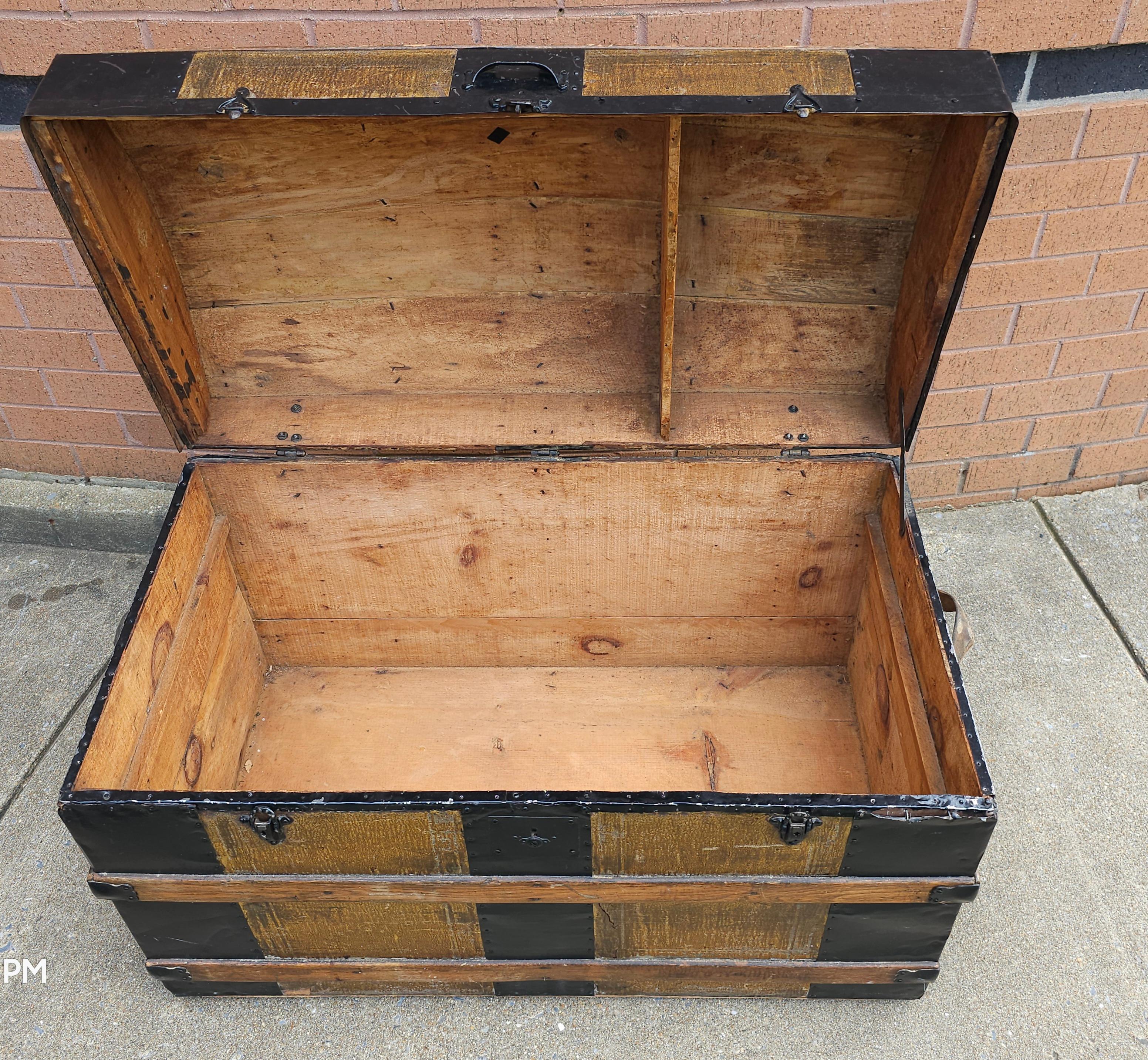 Baúl de vapor americano de metal, madera y cuero de principios del siglo XX con tapa abovedada en Bueno estado para la venta en Germantown, MD