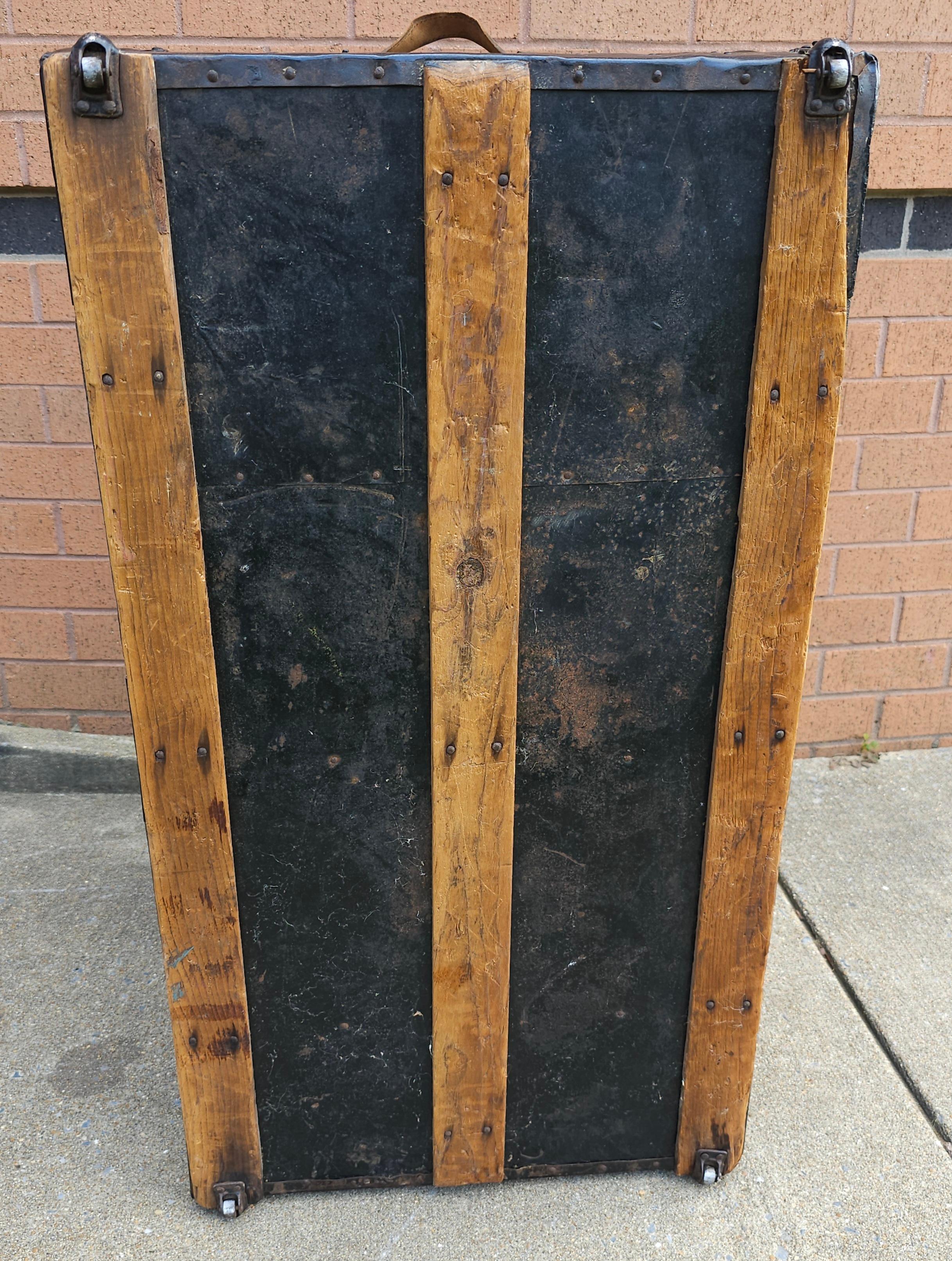 Baúl de vapor americano de metal, madera y cuero de principios del siglo XX con tapa abovedada Metal en venta