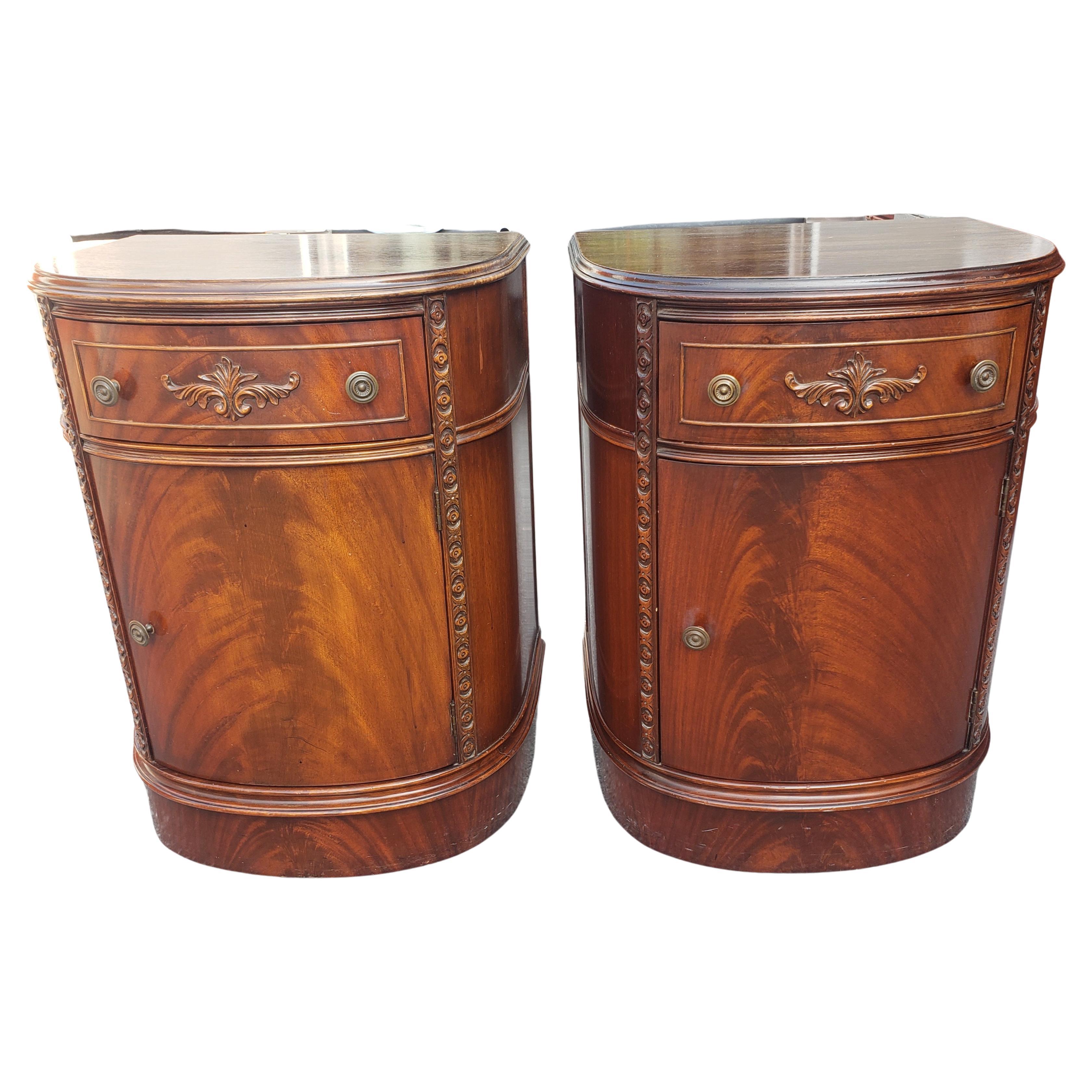 Frühes 20. Jh. American Empire BowFront Flame Mahogany Chest on Chest of Drawers im Angebot 5