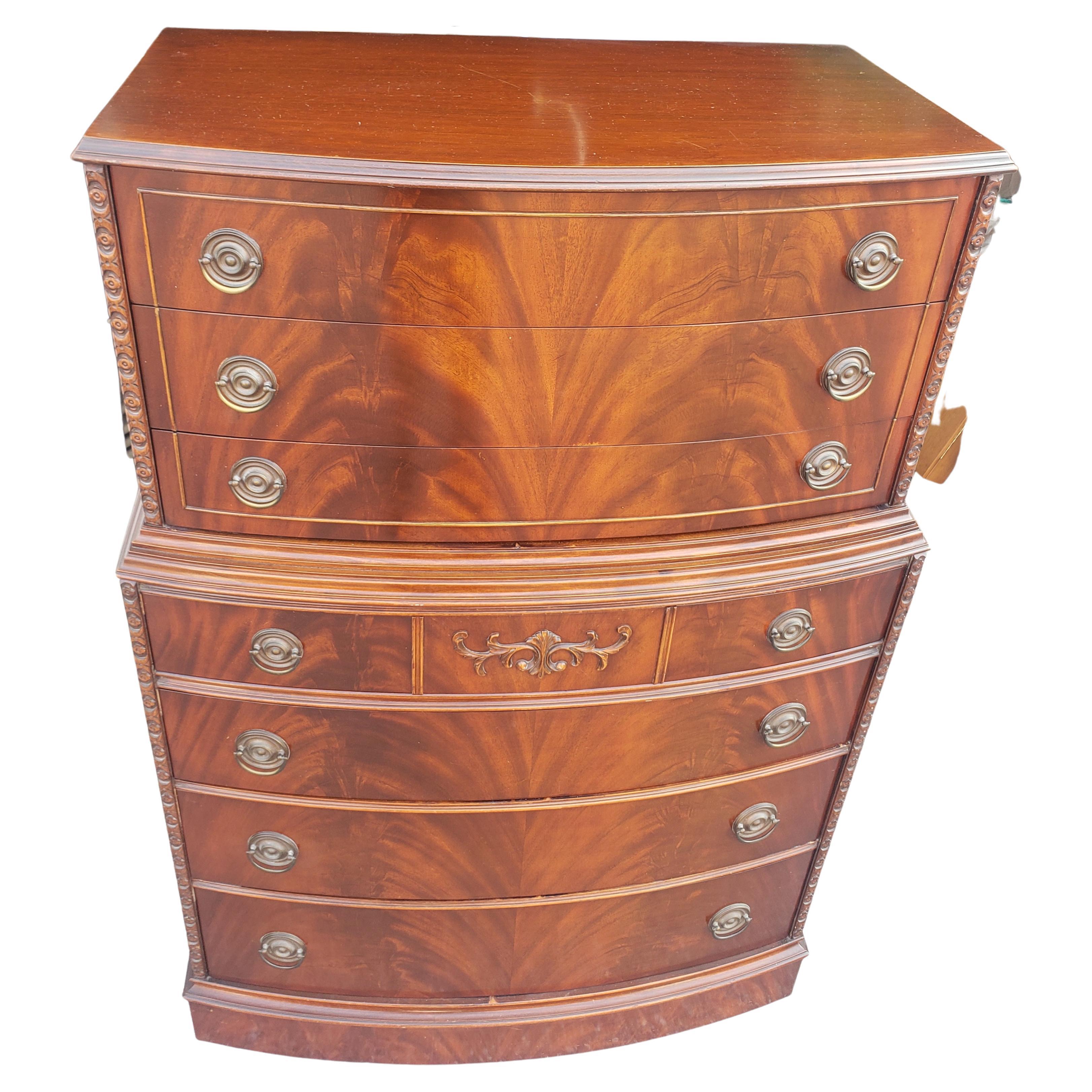 Américain A.I.C. BowFront BowFront Flame Mahogany Chest on Chest of Drawers (Commode à tiroirs) en vente