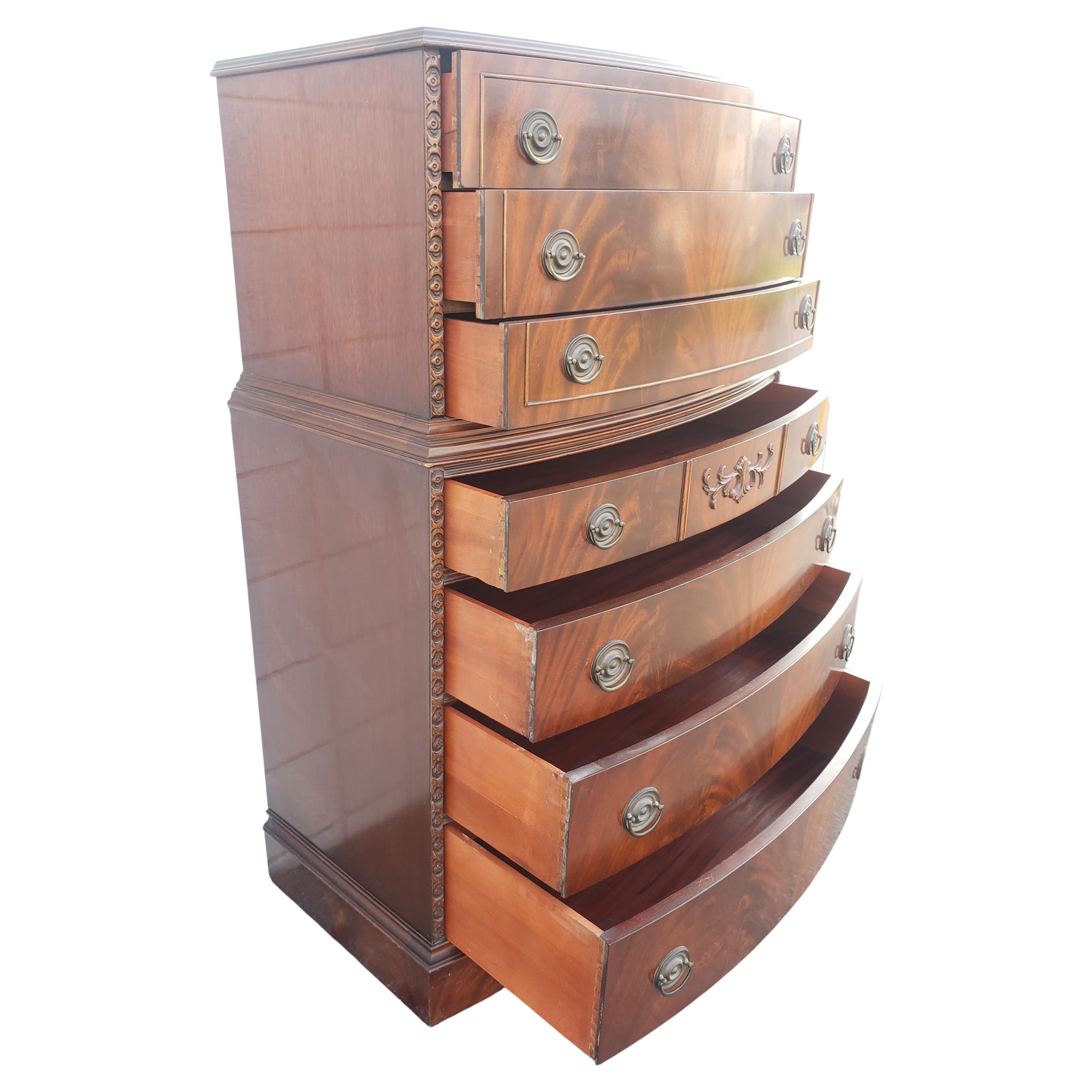 Placage A.I.C. BowFront BowFront Flame Mahogany Chest on Chest of Drawers (Commode à tiroirs) en vente