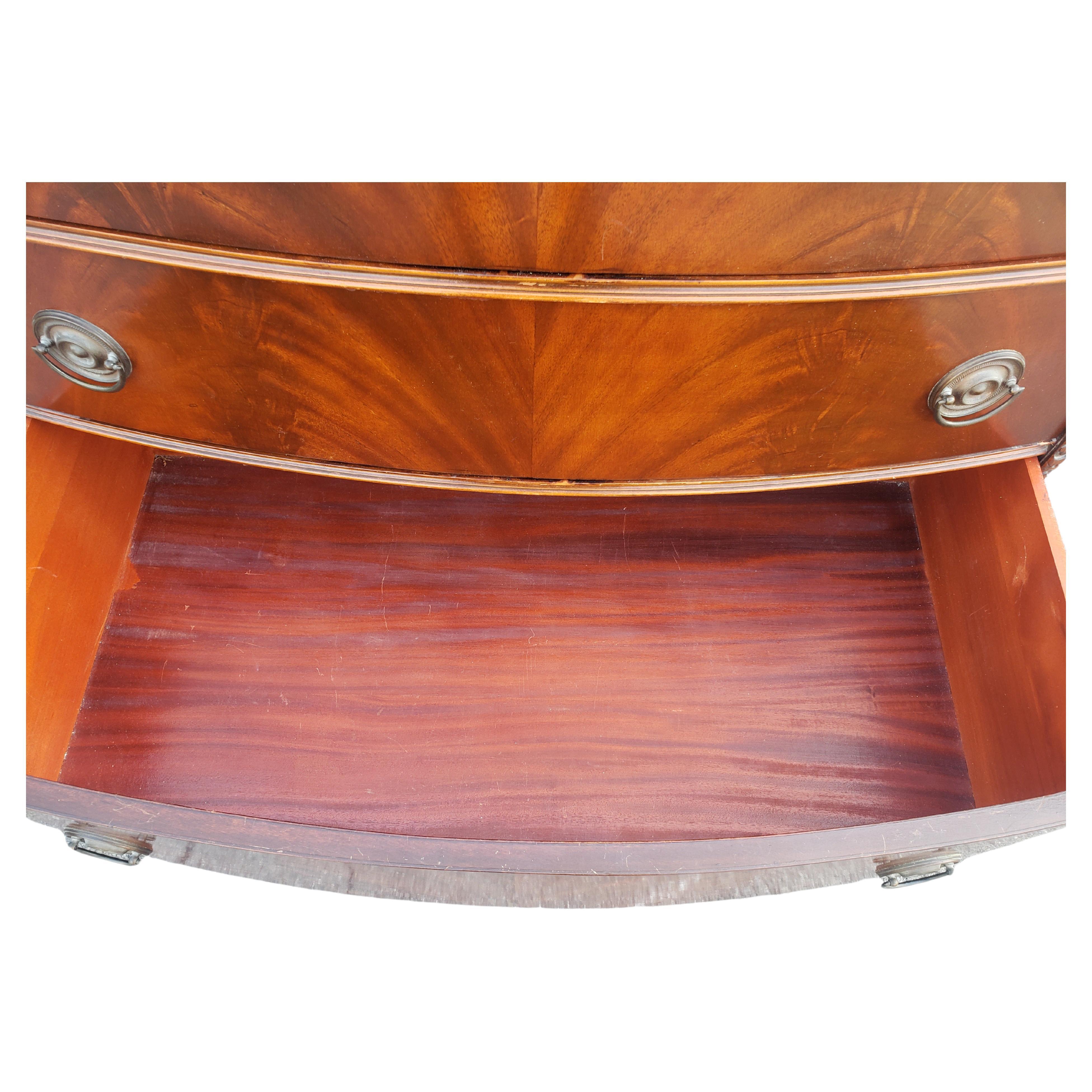 Acajou A.I.C. BowFront BowFront Flame Mahogany Chest on Chest of Drawers (Commode à tiroirs) en vente
