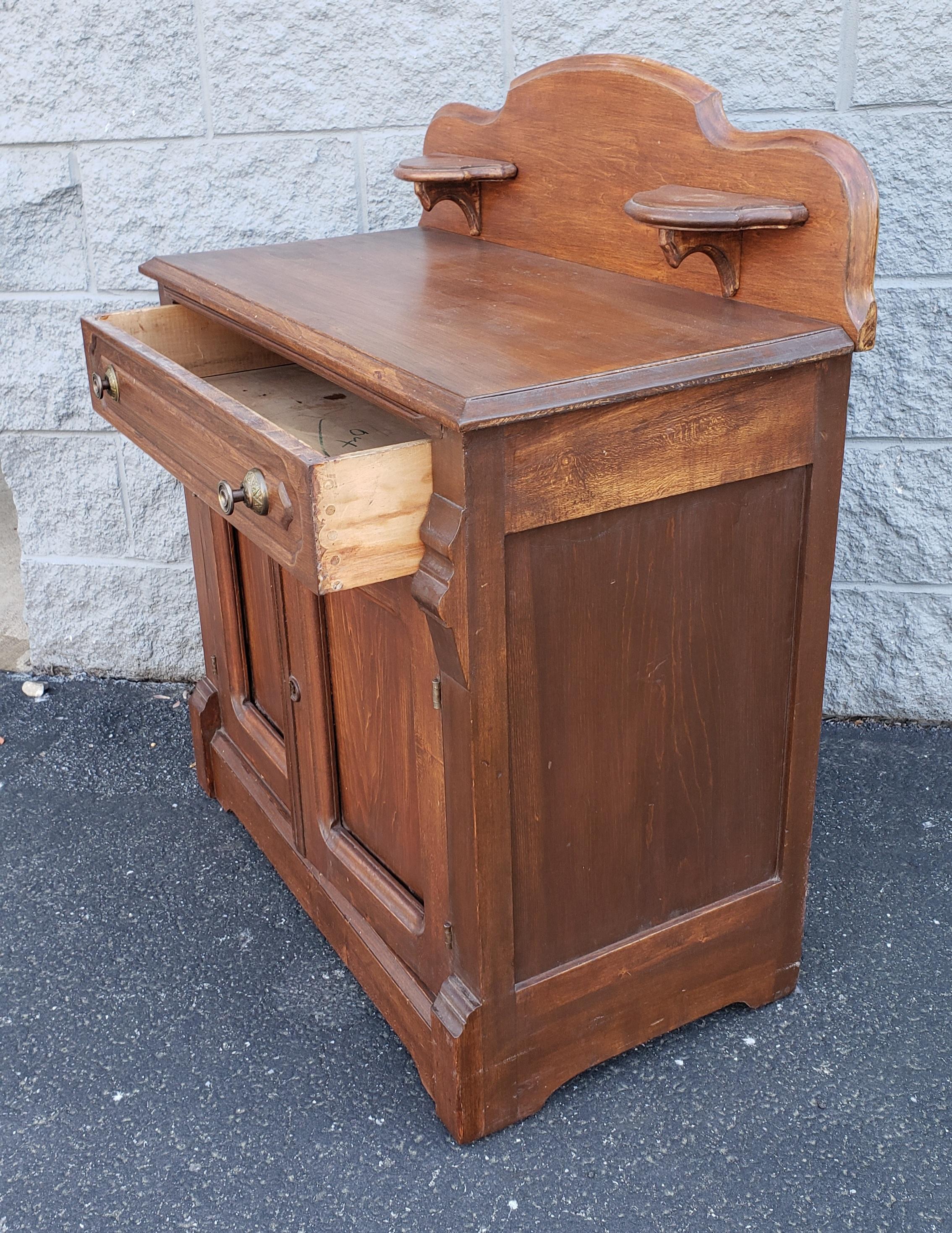 Early 20th Century American Fruitwood Washstand In Good Condition For Sale In Germantown, MD