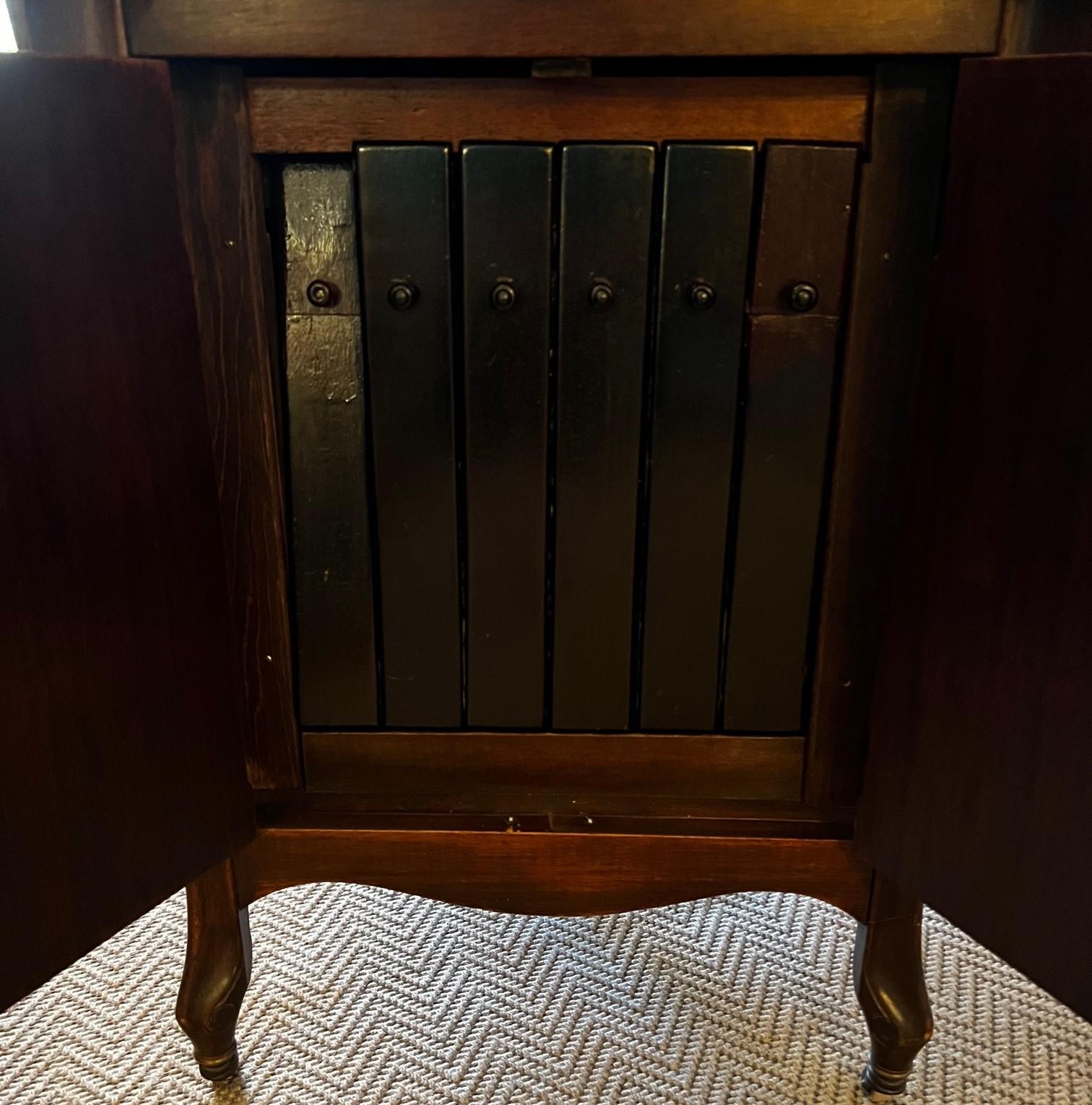 Early 20th C. American Phonograph in Cabinet by the Kimberley Phonograph Company For Sale 4