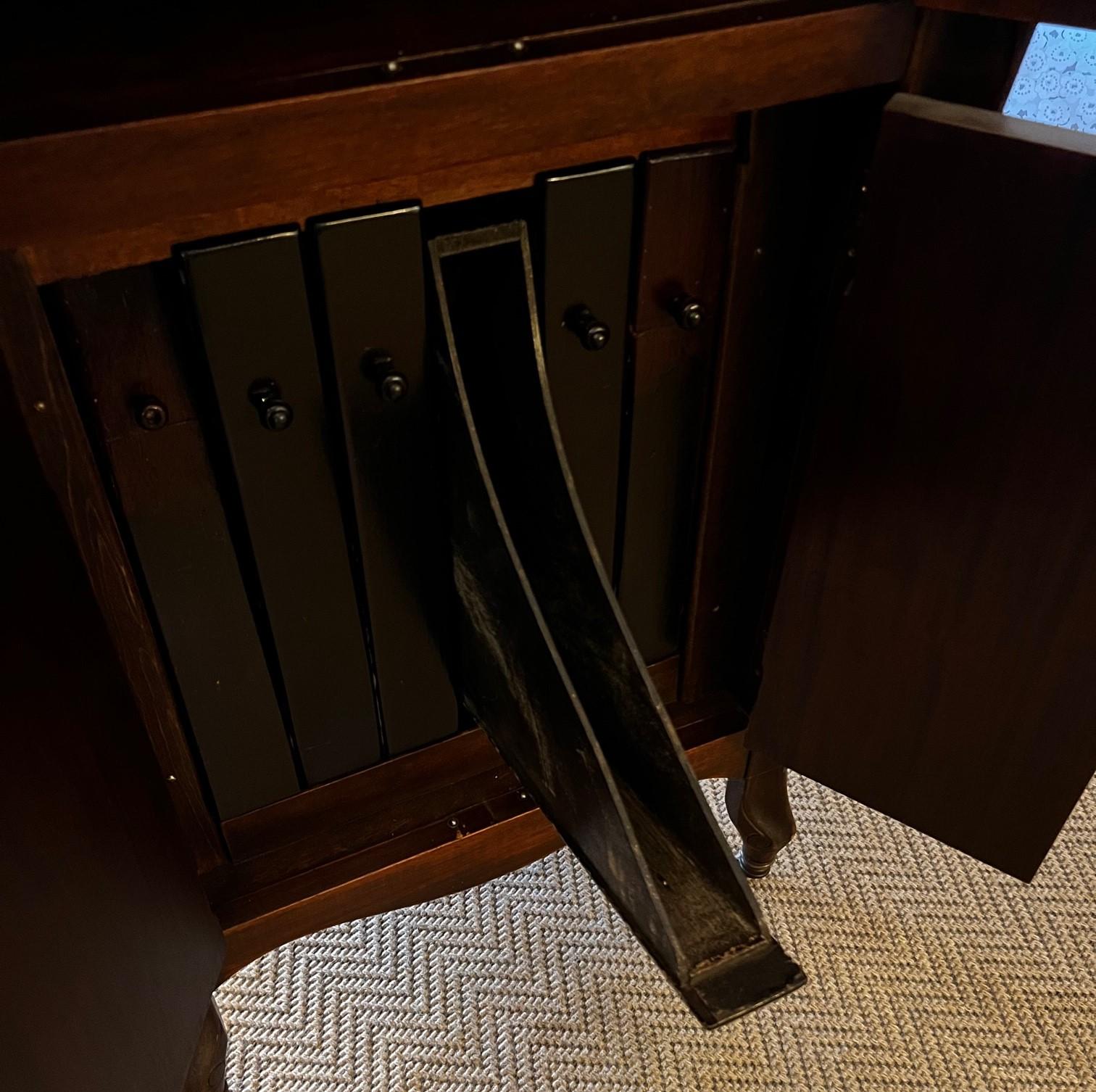 Early 20th C. American Phonograph in Cabinet by the Kimberley Phonograph Company For Sale 5