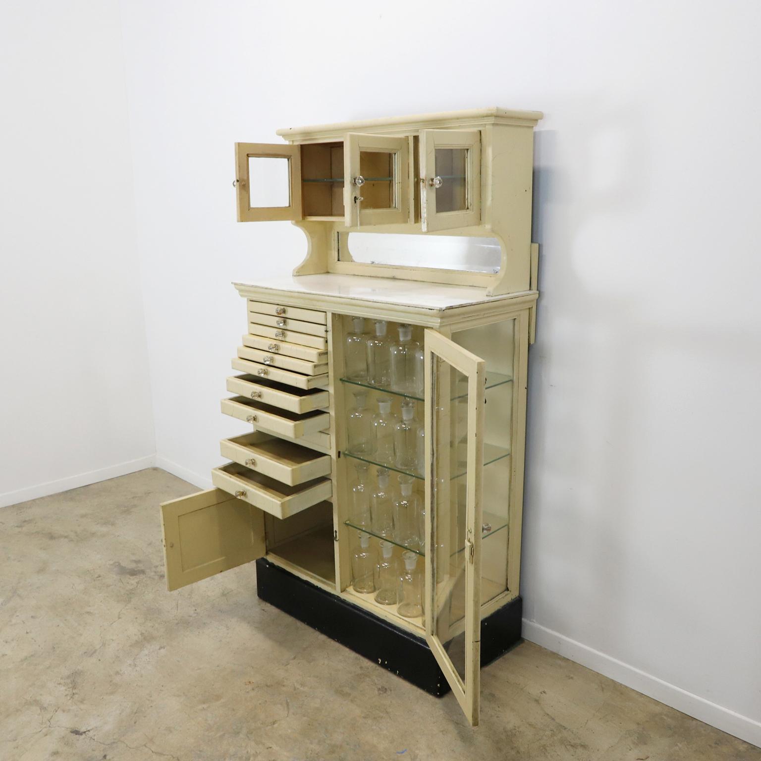 Début du 20ème siècle A.I.C. Antique Dental Cabinet en vente