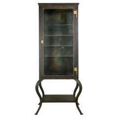Early 20th C. Antique Steel Medical Cabinet Glass Shelves (Cabinet médical en acier ancien)