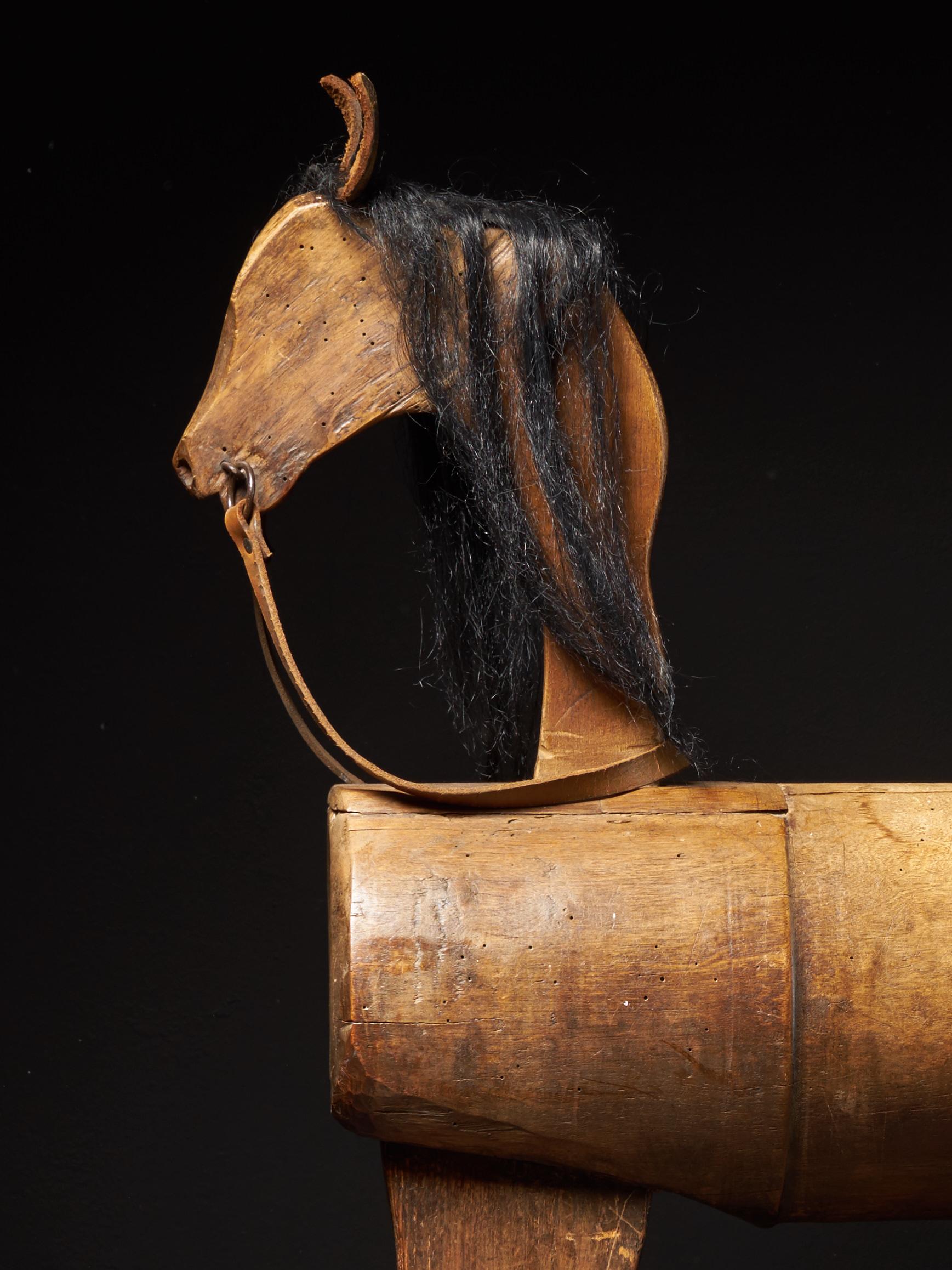 Britannique Début du 20e siècle:: Cheval à bascule en bois ancien en vente