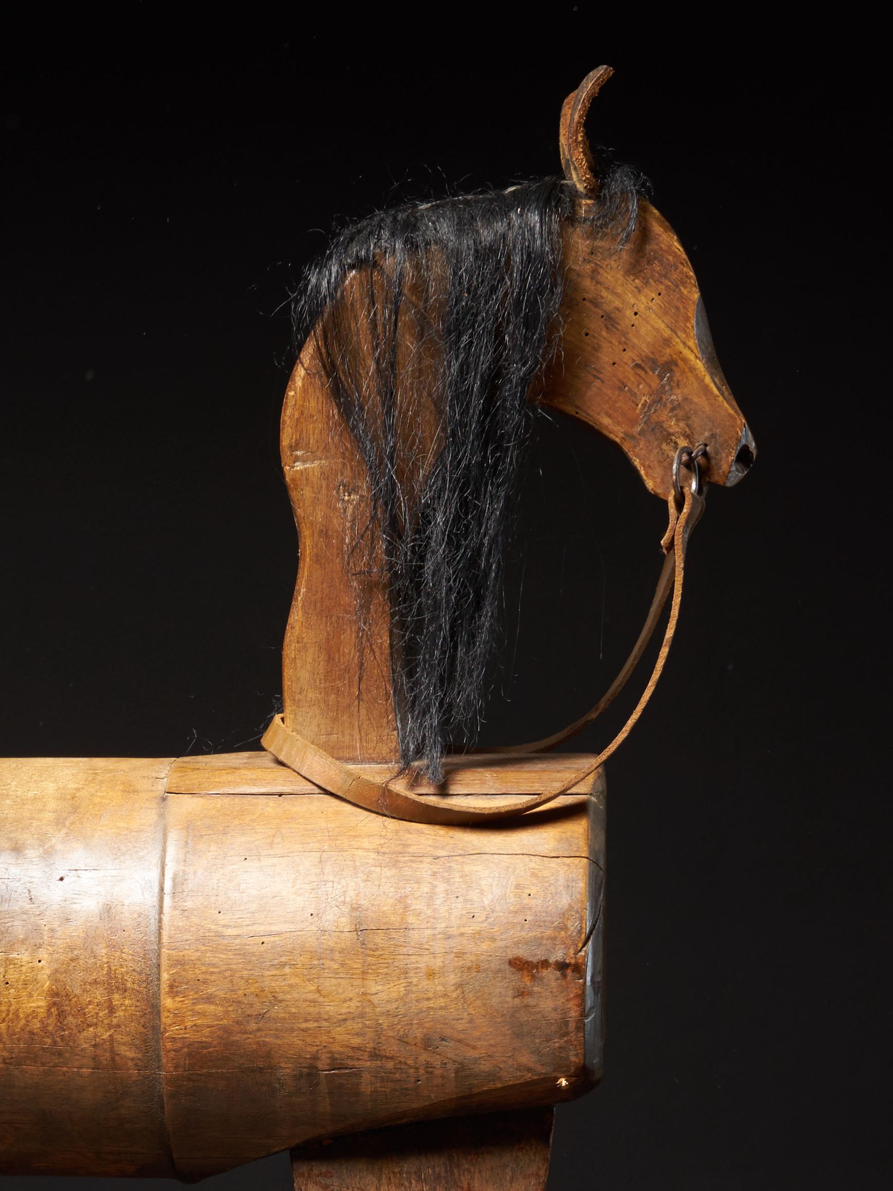 Début du 20e siècle:: Cheval à bascule en bois ancien État moyen - En vente à Leuven , BE