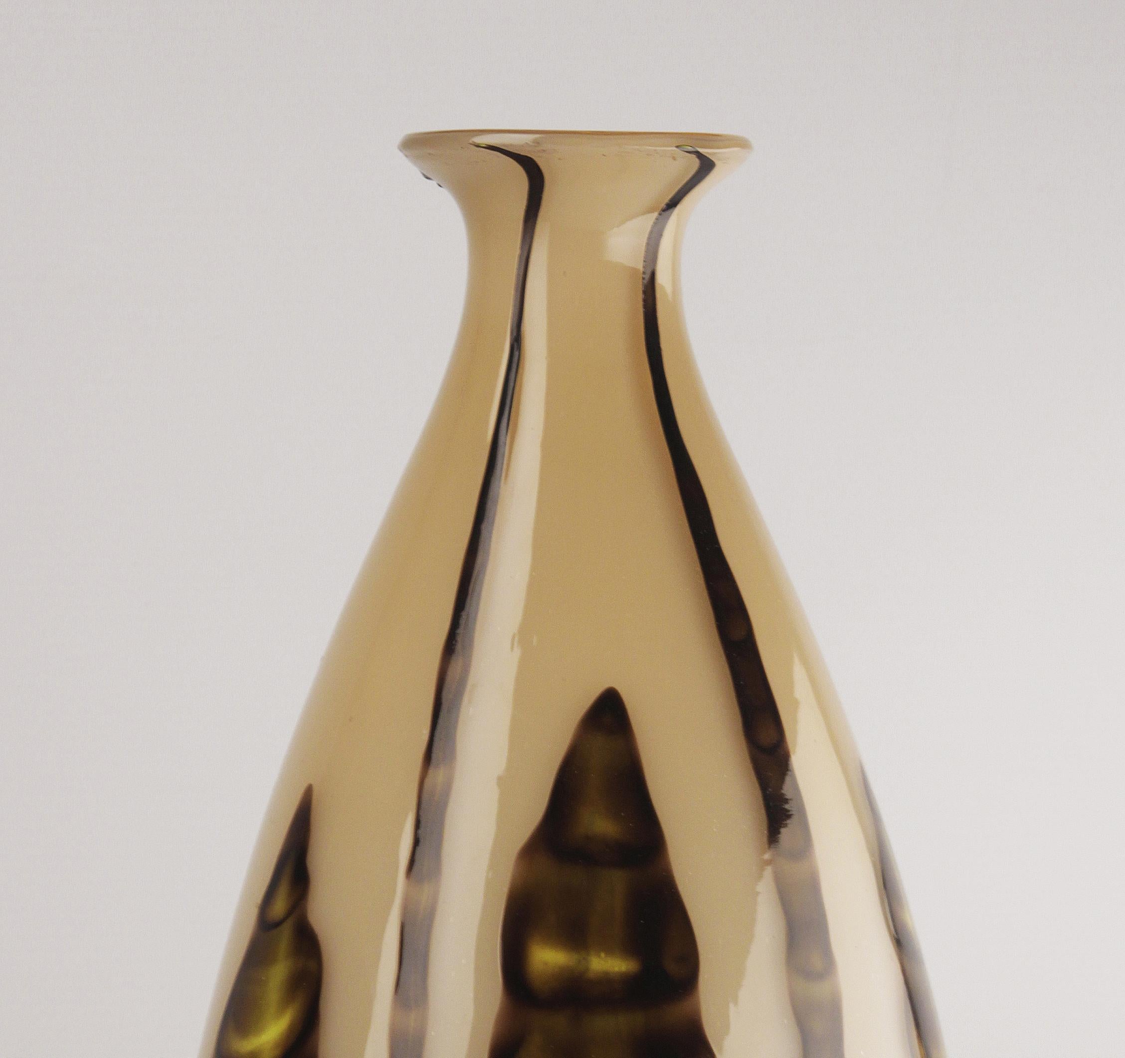 Jarrón bulboso de cristal esmaltado Art Déco checo de principios del siglo XX con motivos vegetales Art Decó en venta