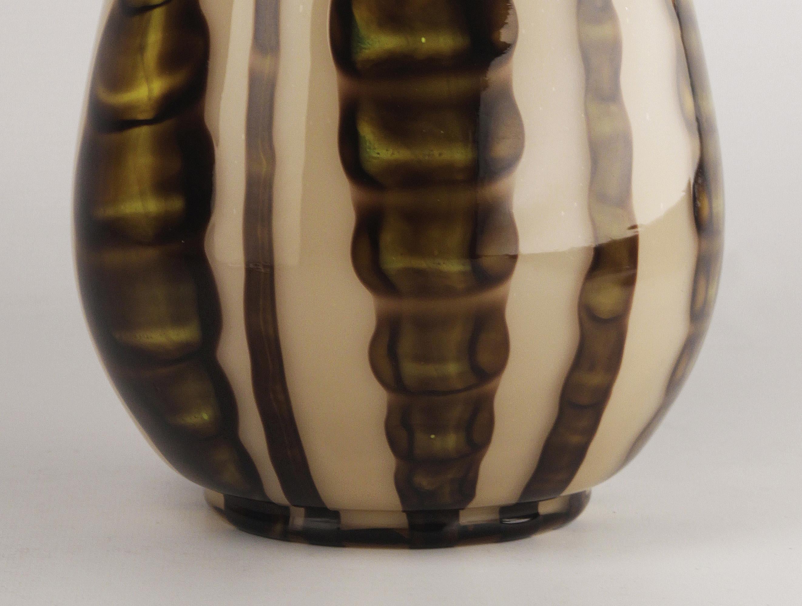 Jarrón bulboso de cristal esmaltado Art Déco checo de principios del siglo XX con motivos vegetales Checo en venta