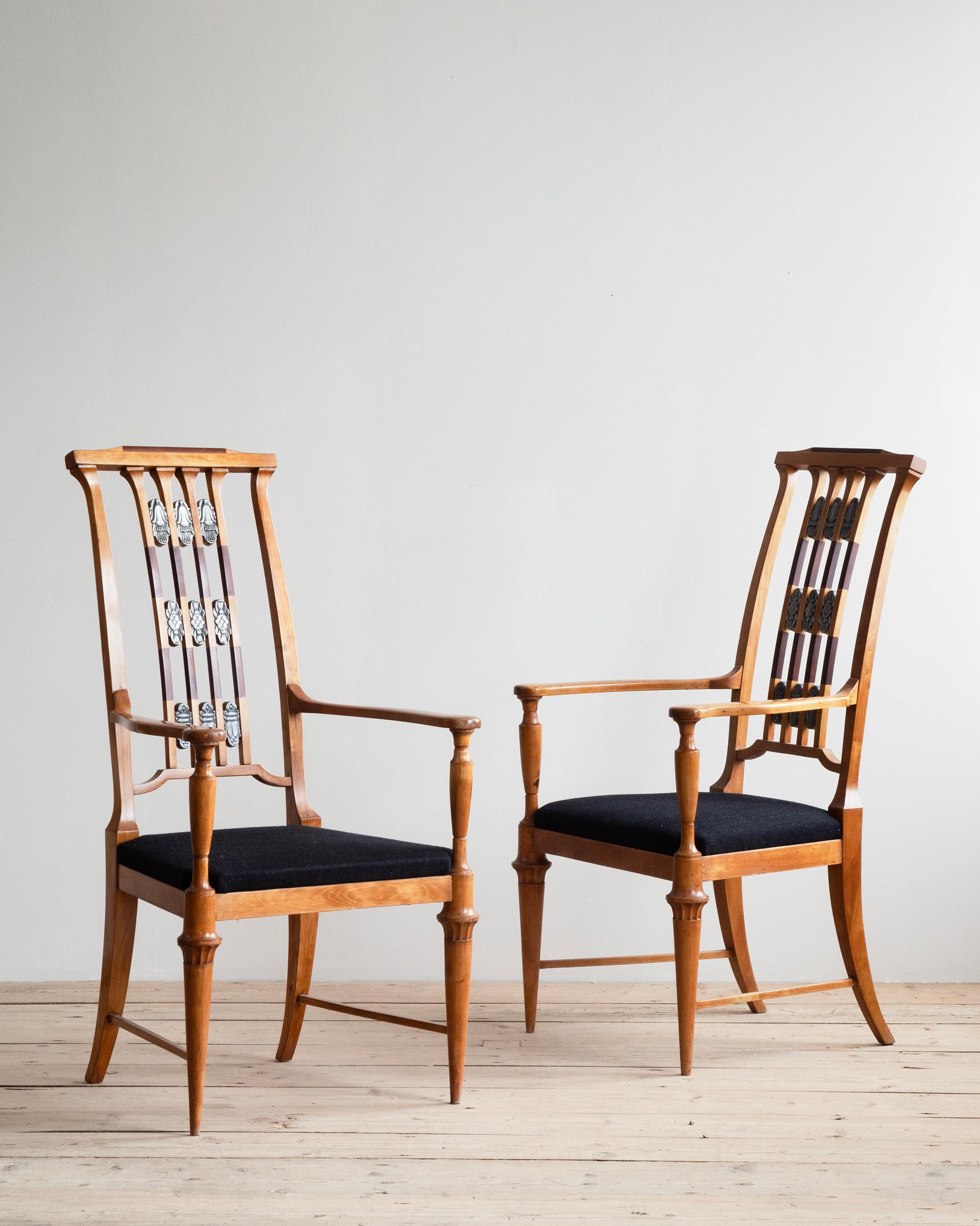 Sillones Art Nouveau daneses de principios del siglo XX, de abedul con incrustaciones de peltre, obra de Anton Rosen (1859-1928) Los sillones fueron diseñados para el 
