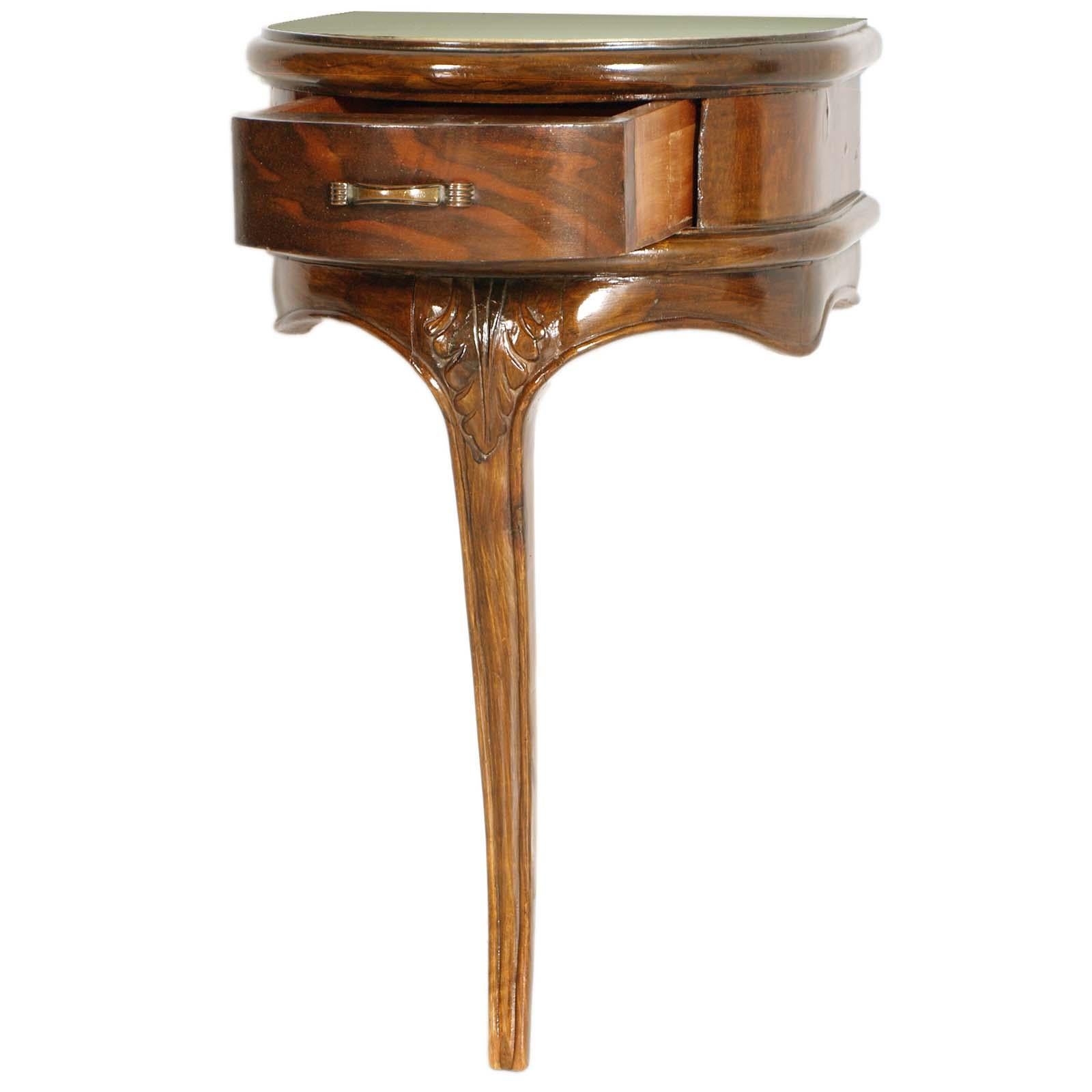 Art nouveau Tables de chevet Art Nouveau du début du 20e C. en noyer sculpté à la main par Meroni & Fossati en vente