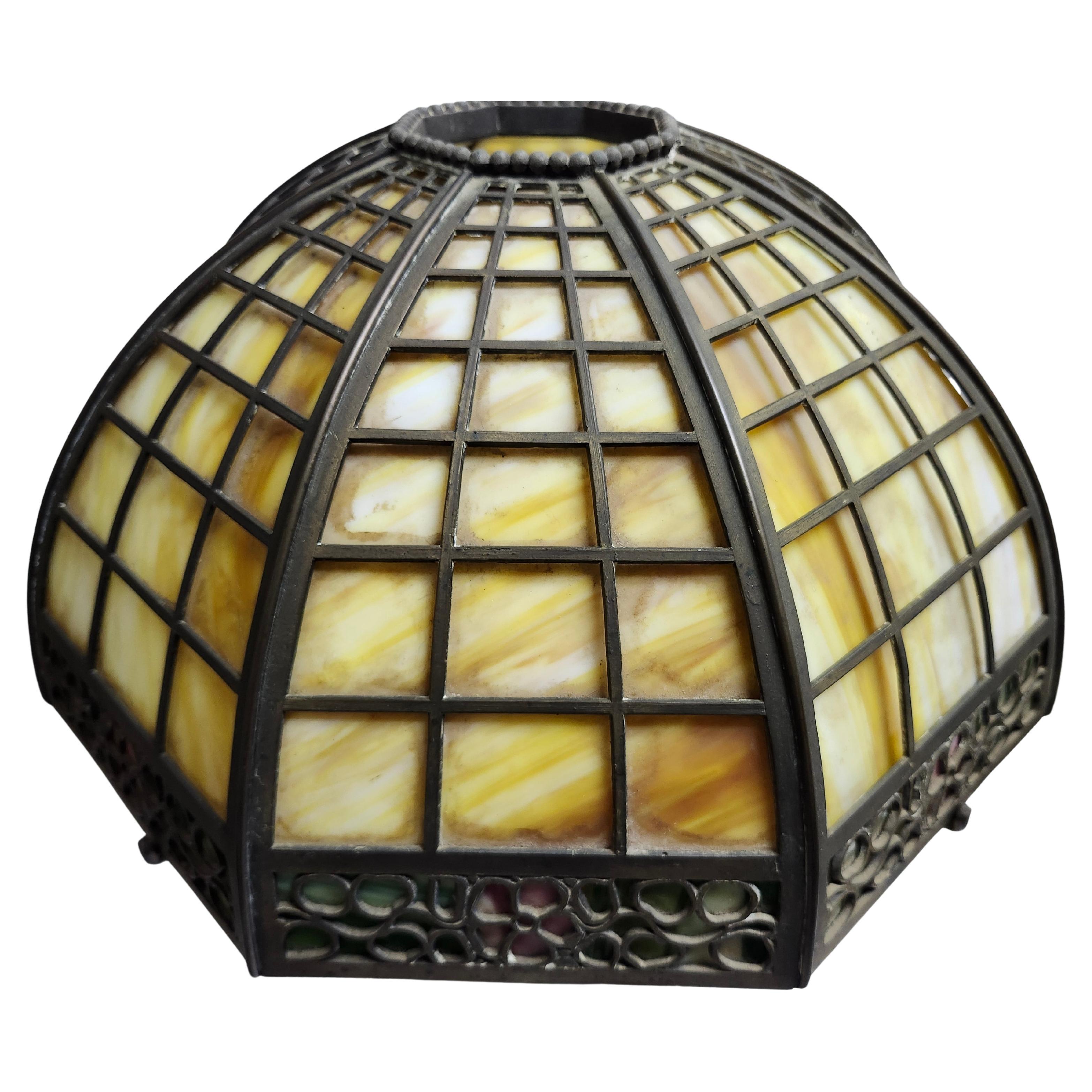 Lámpara de sobremesa Arts & Crafts de principios del siglo XX con paneles curvados de vidrio de escoria y superposición de latón en venta 2