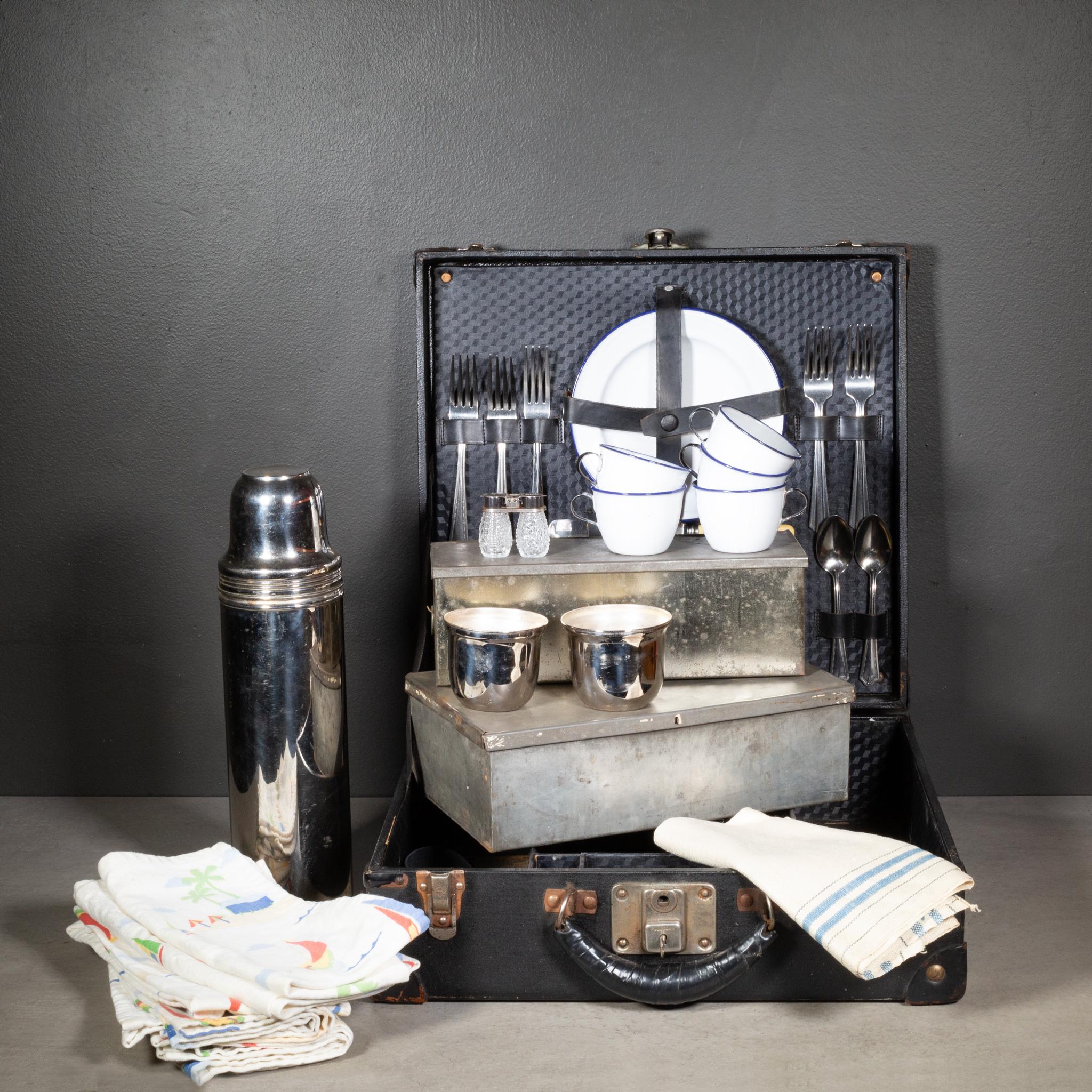 CIRCA

Un originale set da picnic per cinque persone. Include 2 contenitori per alimenti in metallo con cinghie in pelle, 5 tazze smaltate, sali e pepe, 5 piatti smaltati, 5 coltelli in argento e bachelite con il timbro di Sheffield, Inghilterra, 1