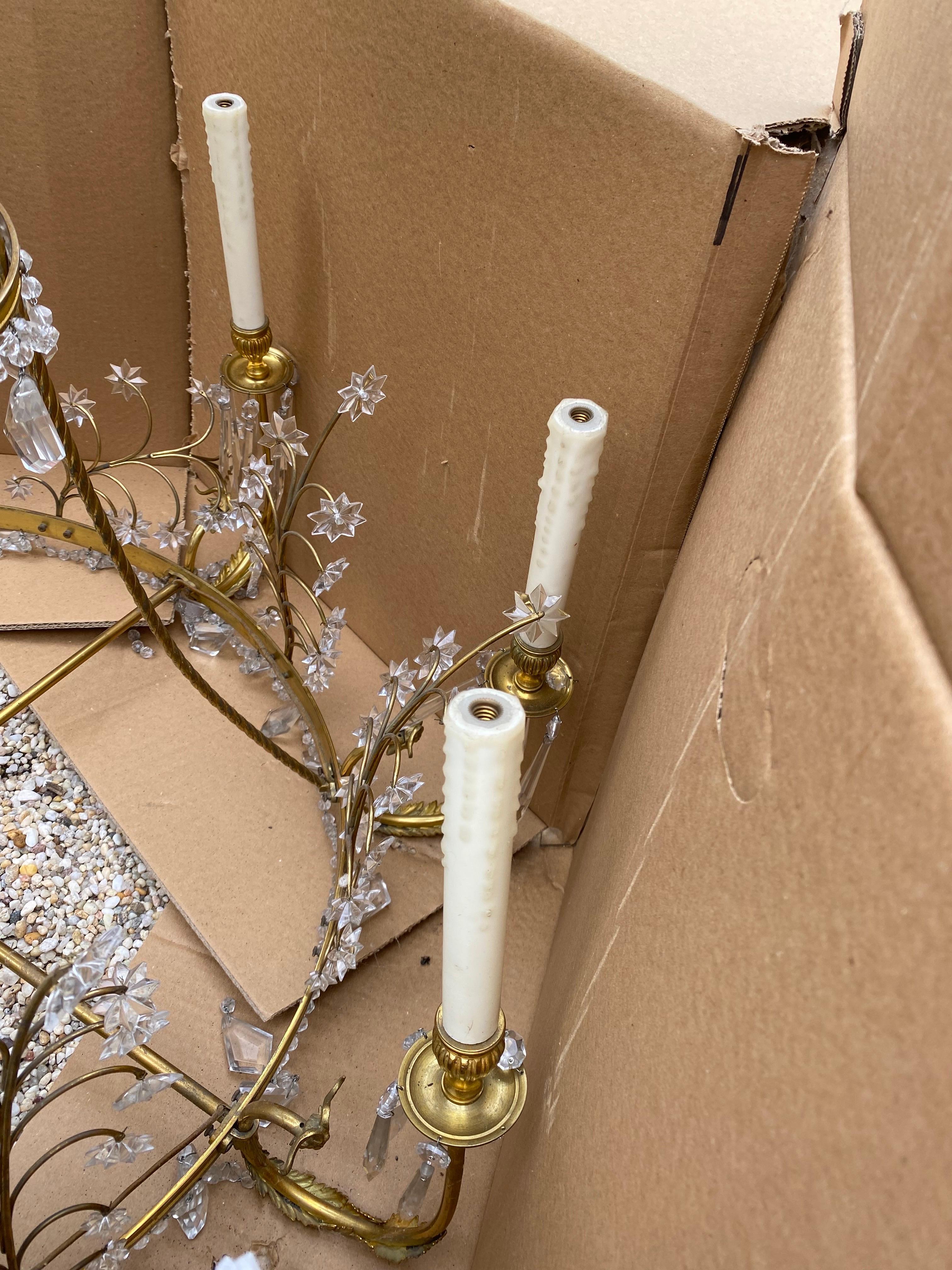 Lampadario a otto bracci in ottone e cristallo dell'inizio del XX secolo in stile neoclassico russo baltico in vendita 8