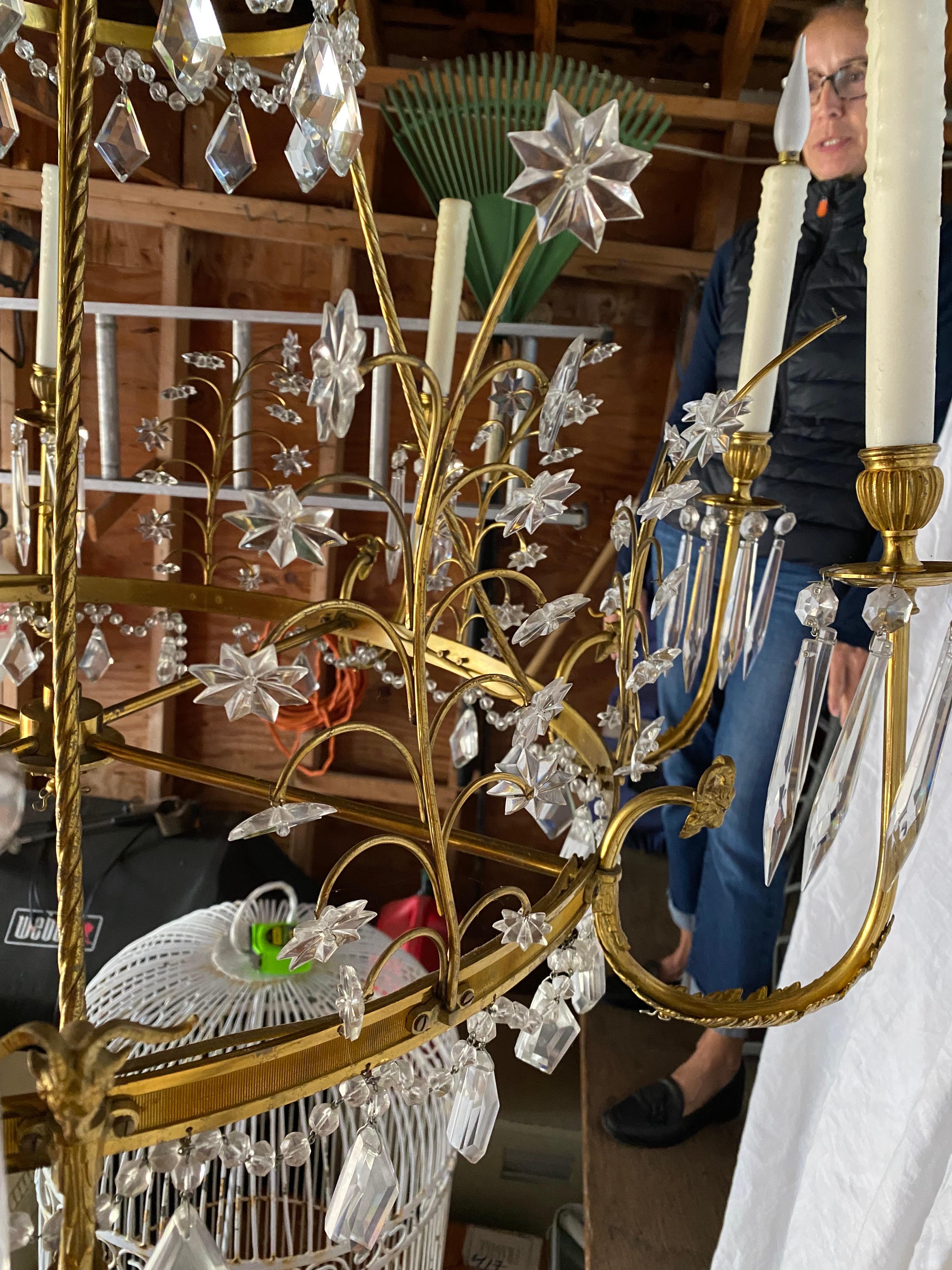 20ième siècle A.I.C. Baltic Russian Neoclassical Eight-Arm Brass & Crystal Chandelier du début du 20e siècle en vente