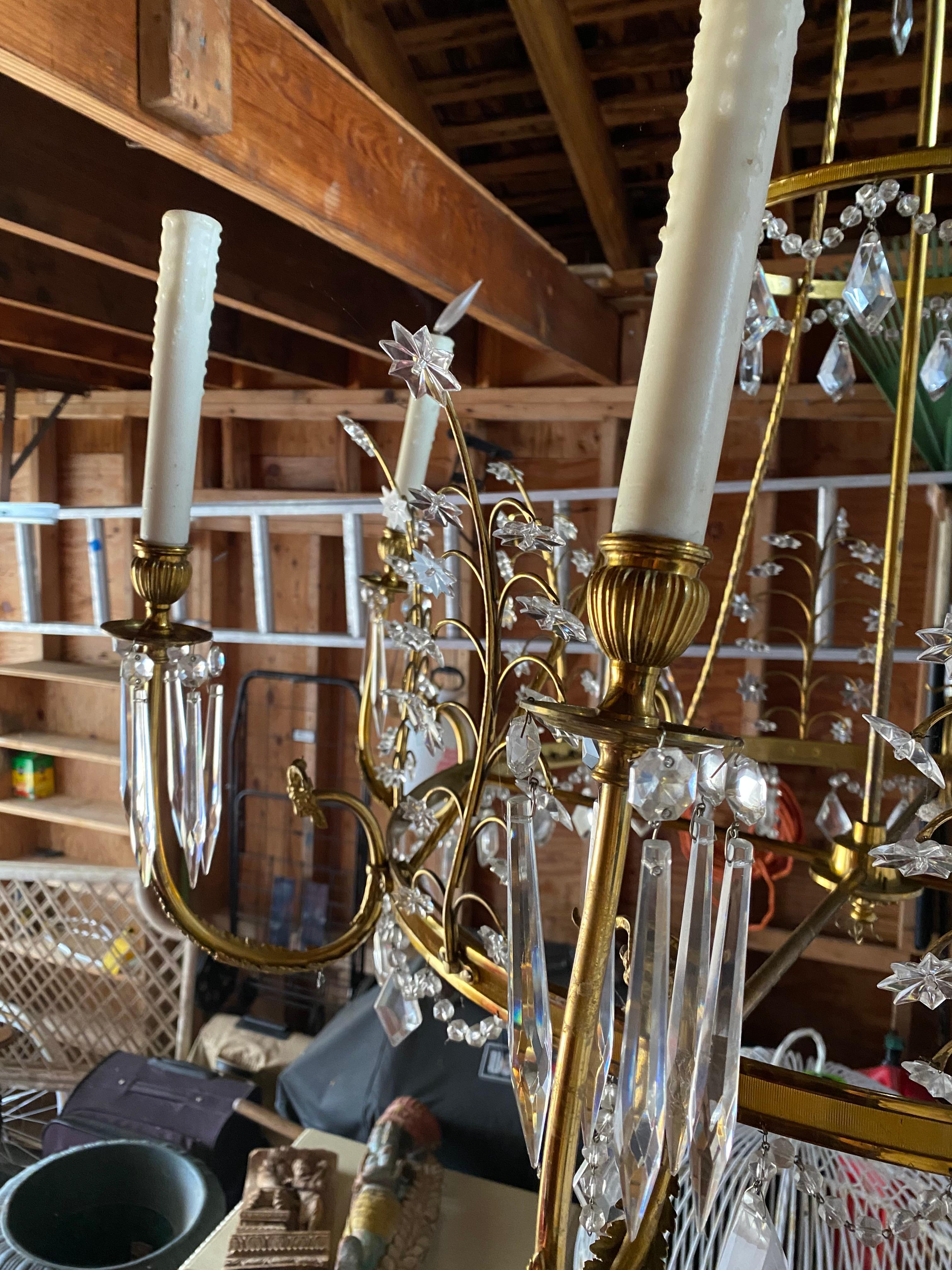 Lampadario a otto bracci in ottone e cristallo dell'inizio del XX secolo in stile neoclassico russo baltico in vendita 3
