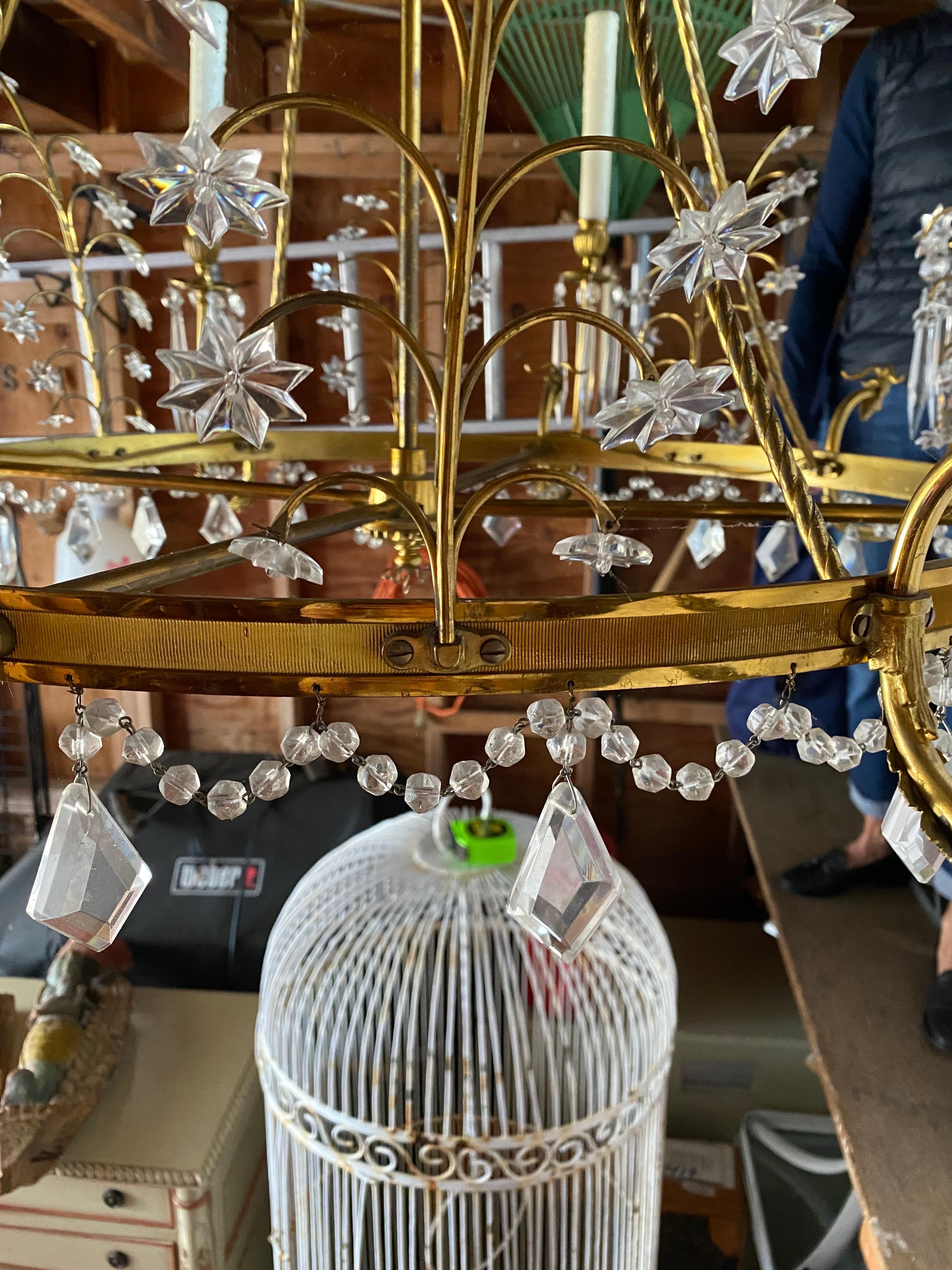 Lampadario a otto bracci in ottone e cristallo dell'inizio del XX secolo in stile neoclassico russo baltico in vendita 4