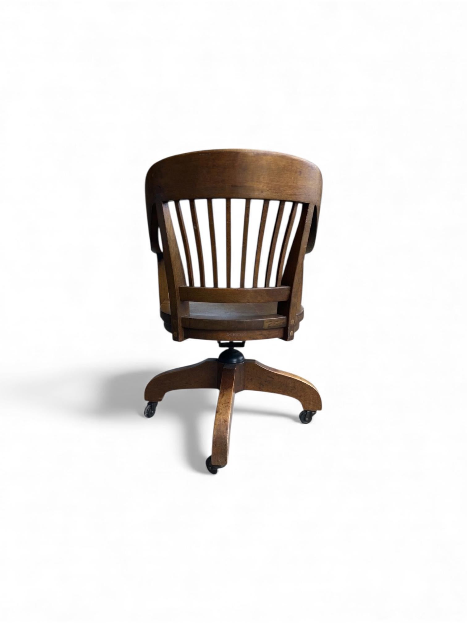 Anfang 20. Bank of England Gunlocke Oak Tilting Rolling Banker's Desk Chair (amerikanisch) im Angebot