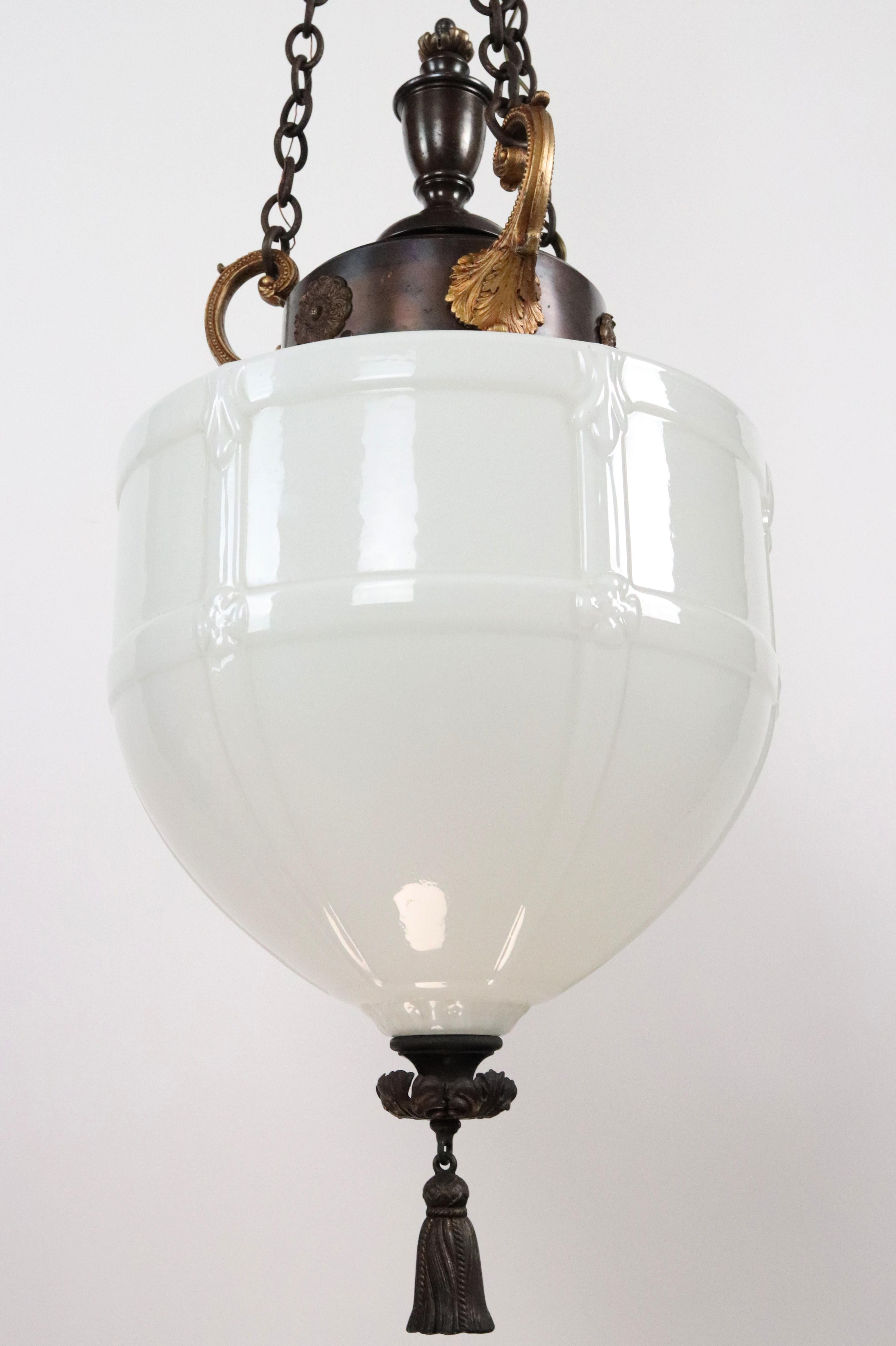 Lampada a sospensione in vetro lattimo e ottone dell'inizio del XX secolo A.I.C. in vendita 10