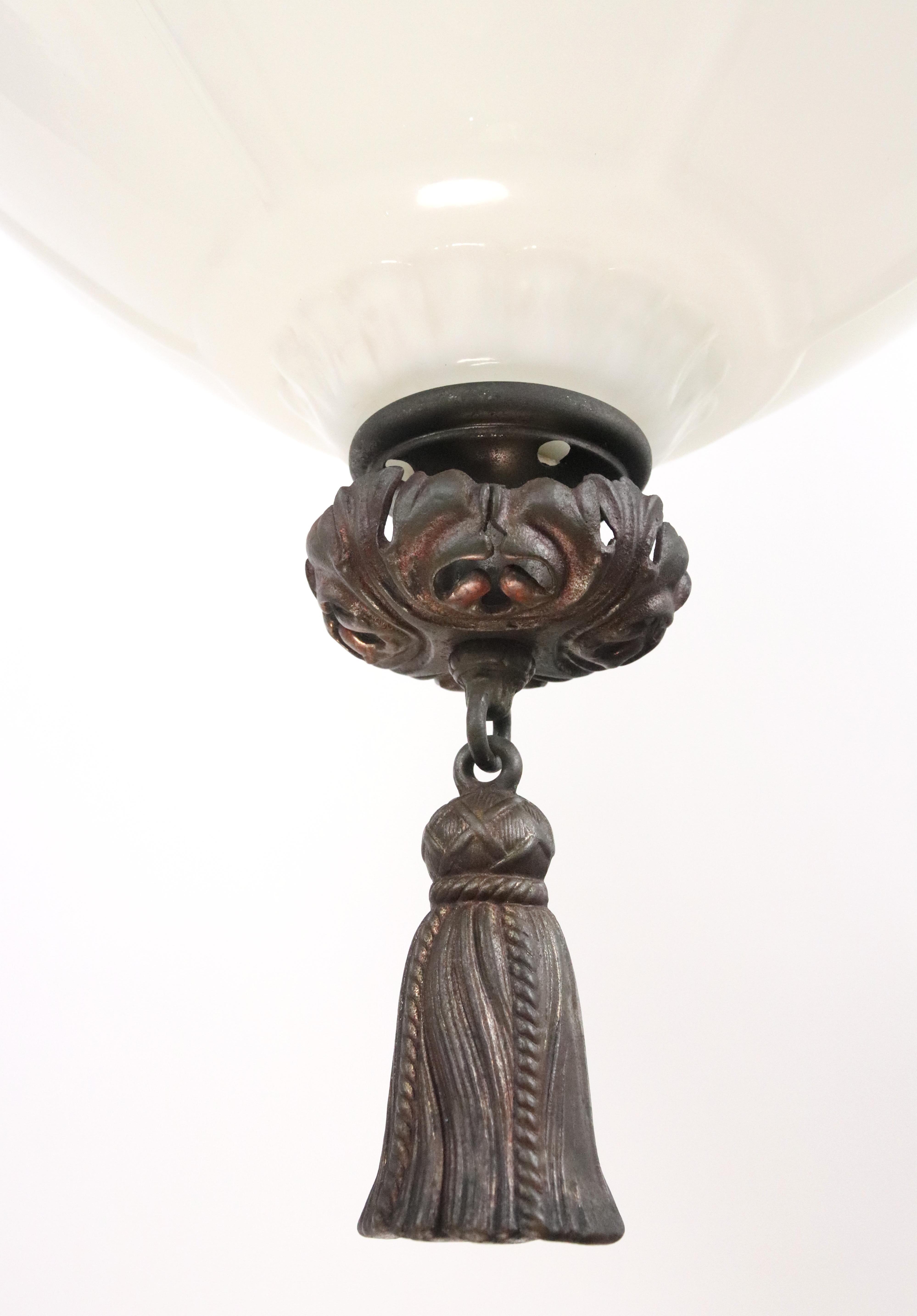 Lampada a sospensione in vetro lattimo e ottone dell'inizio del XX secolo A.I.C. in vendita 11
