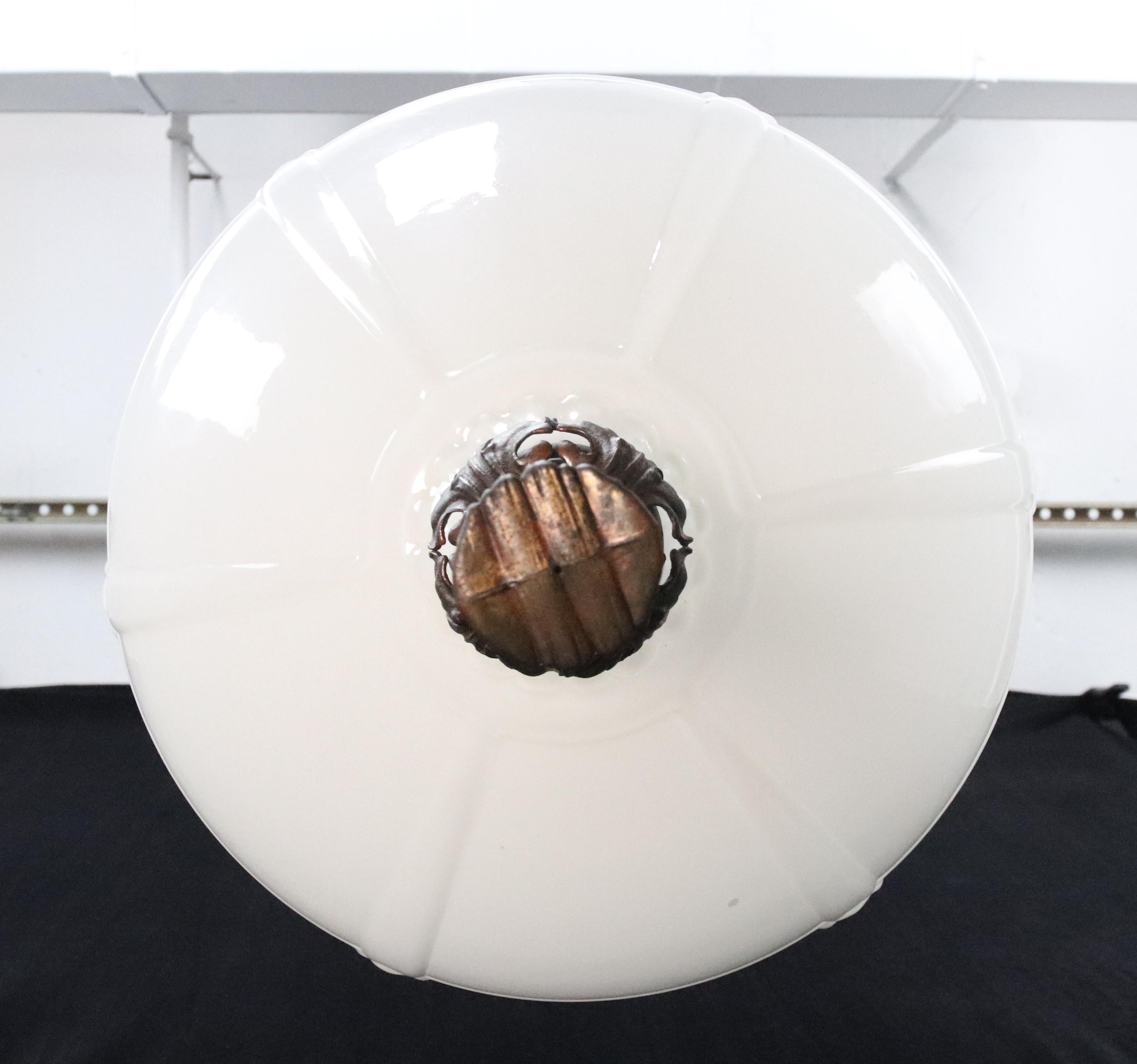 Lampada a sospensione in vetro lattimo e ottone dell'inizio del XX secolo A.I.C. in vendita 12