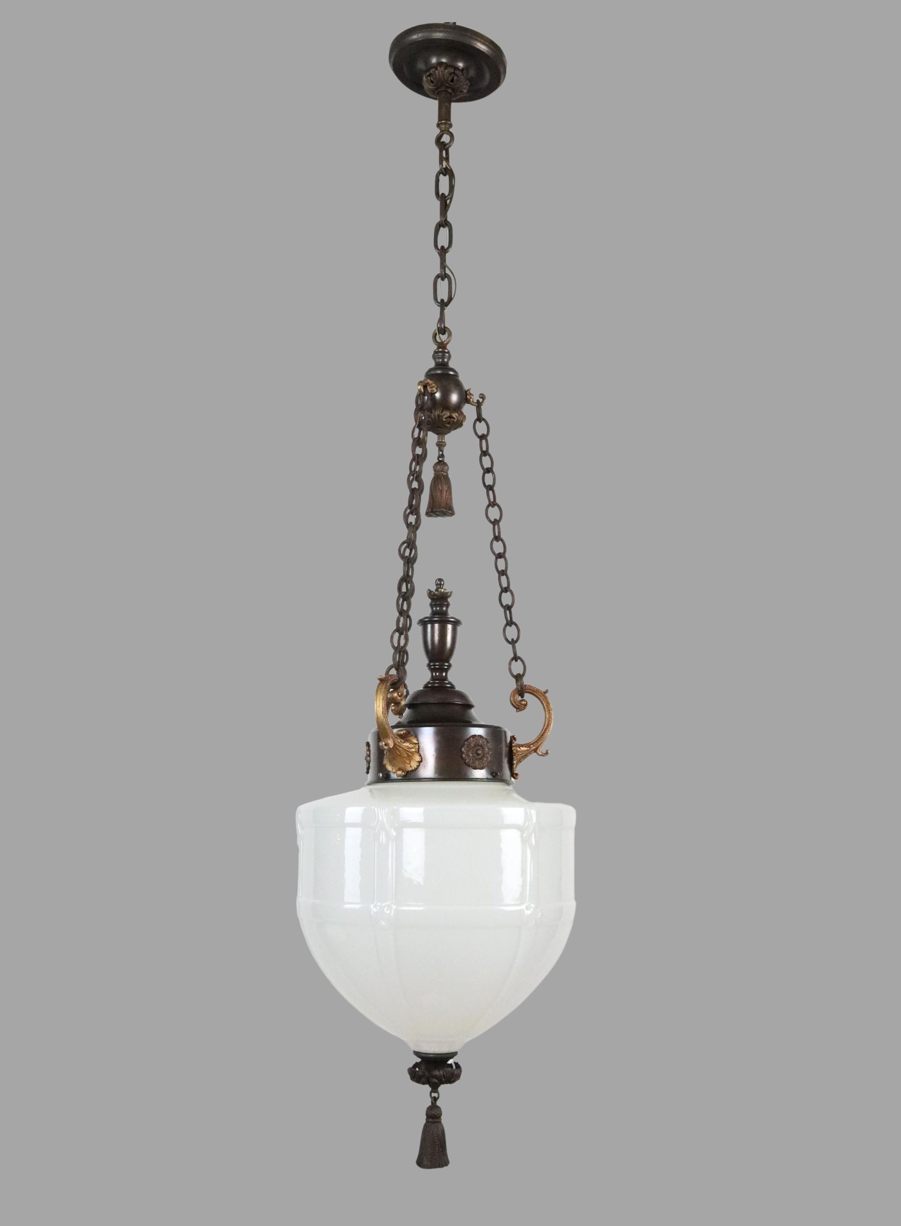 Lampada a sospensione in stile Beaux Arts dei primi del Novecento con un globo in vetro bianco latte abbinato a una catena in ottone bicolore. Richiede una lampadina standard di tipo Edison a base media. Ottime condizioni. Pulito e restaurato. Uno