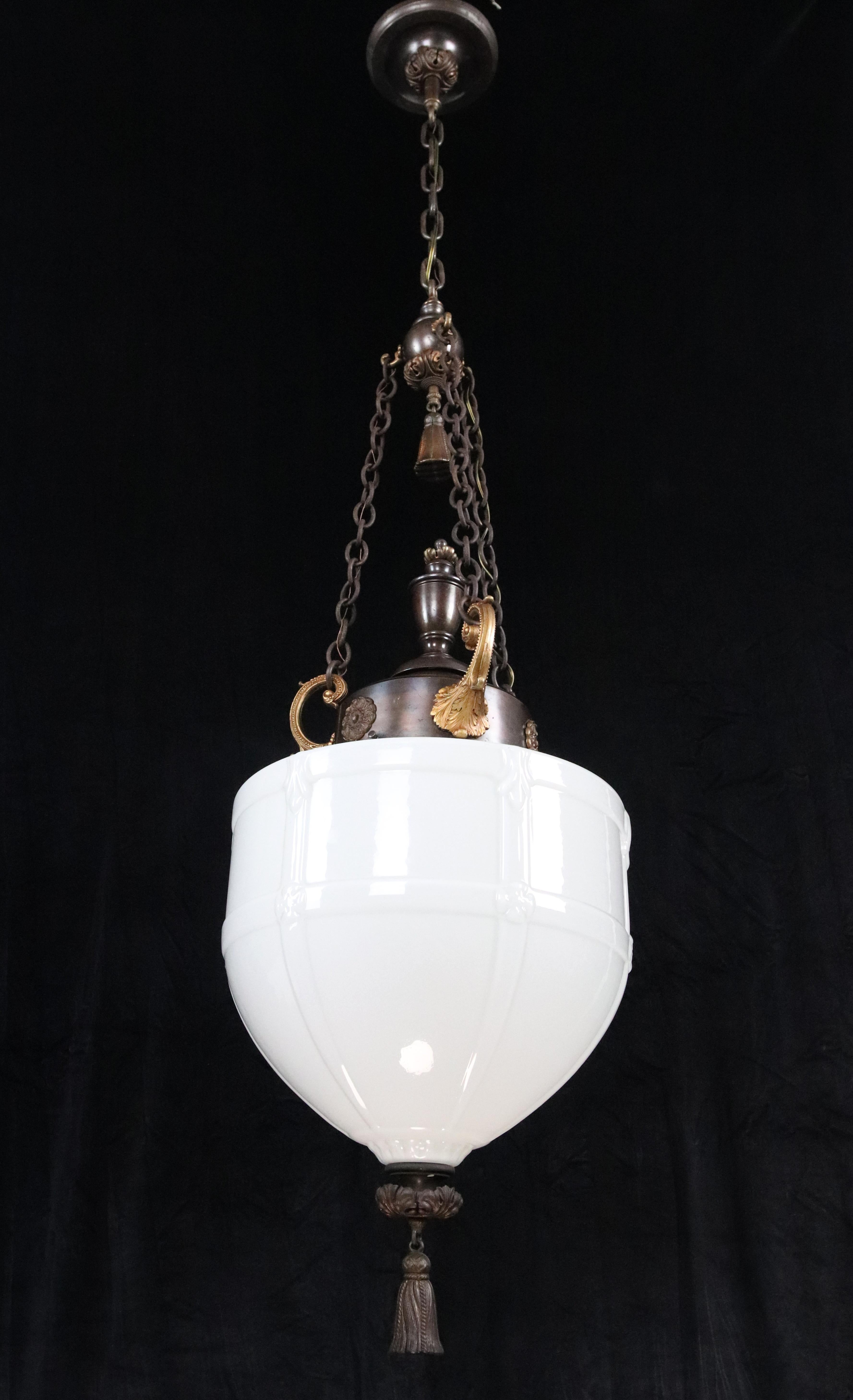 Lampada a sospensione in vetro lattimo e ottone dell'inizio del XX secolo A.I.C. In condizioni buone in vendita a New York, NY