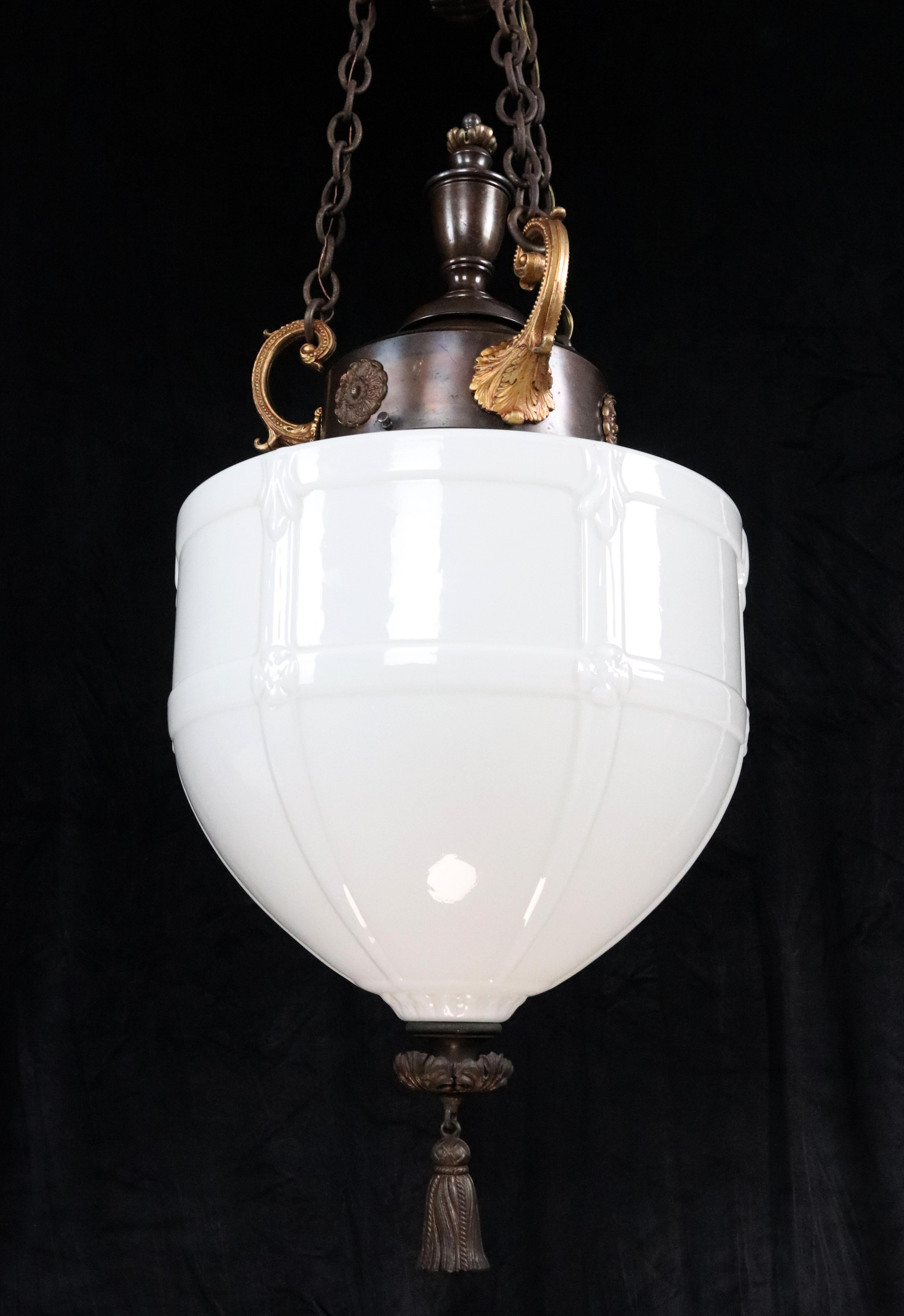 Ottone Lampada a sospensione in vetro lattimo e ottone dell'inizio del XX secolo A.I.C. in vendita