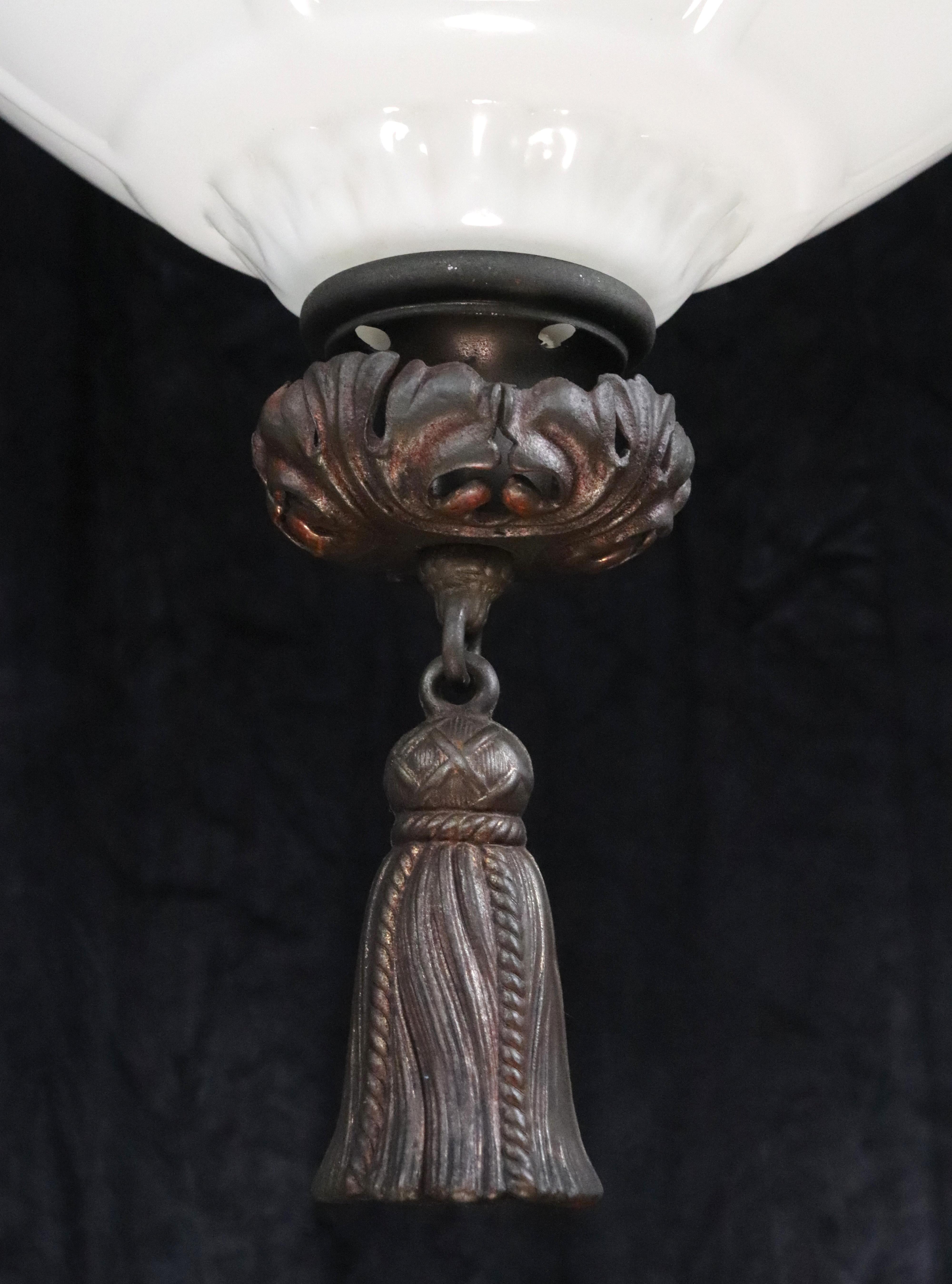 Lampada a sospensione in vetro lattimo e ottone dell'inizio del XX secolo A.I.C. in vendita 1
