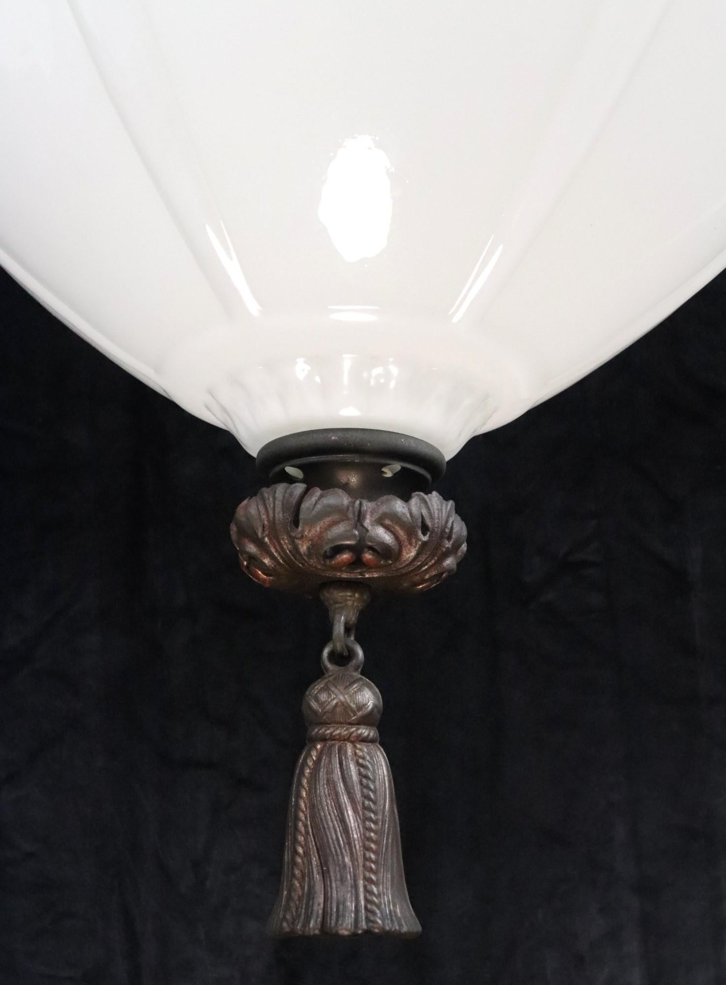 Lampada a sospensione in vetro lattimo e ottone dell'inizio del XX secolo A.I.C. in vendita 2