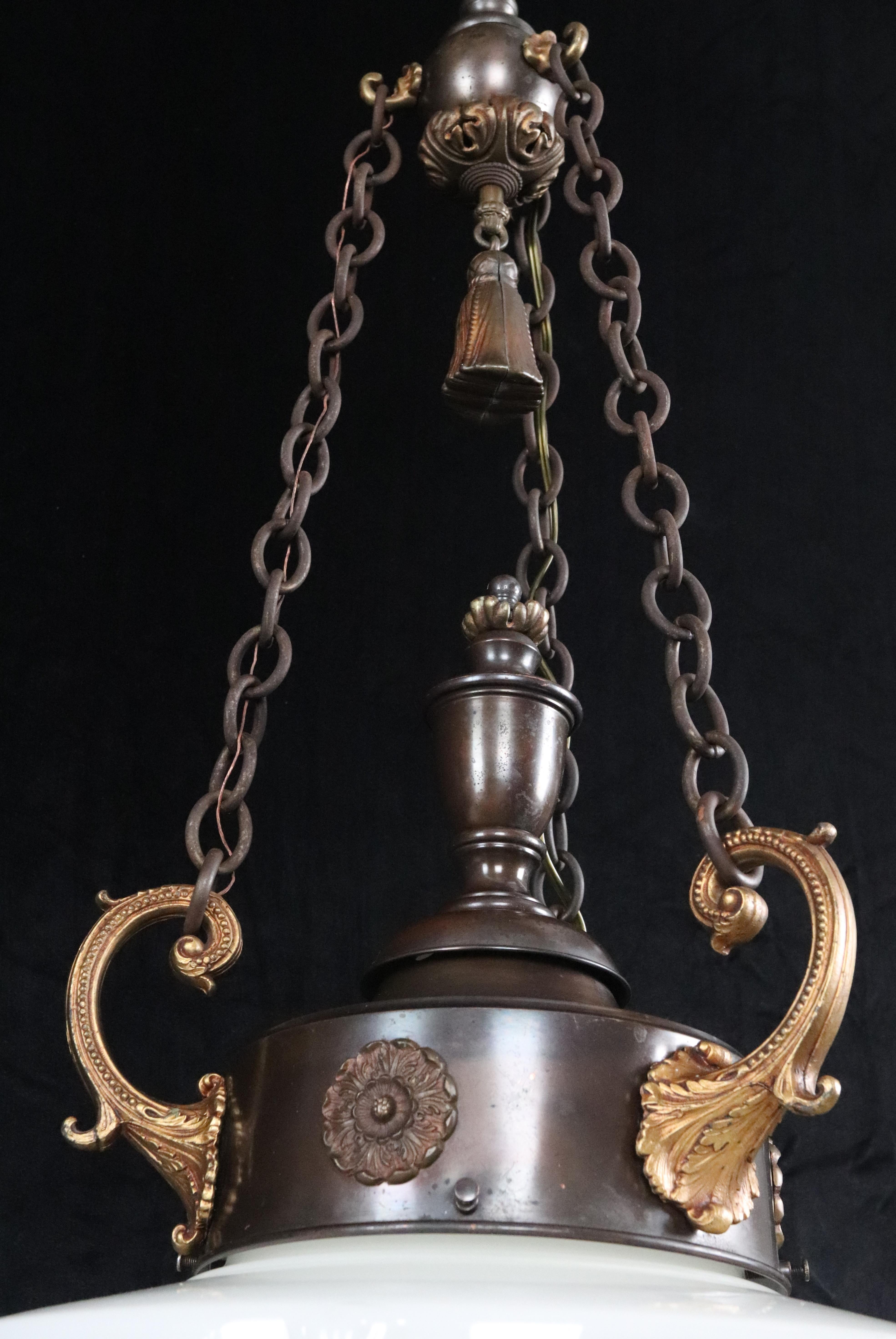 Lampada a sospensione in vetro lattimo e ottone dell'inizio del XX secolo A.I.C. in vendita 3