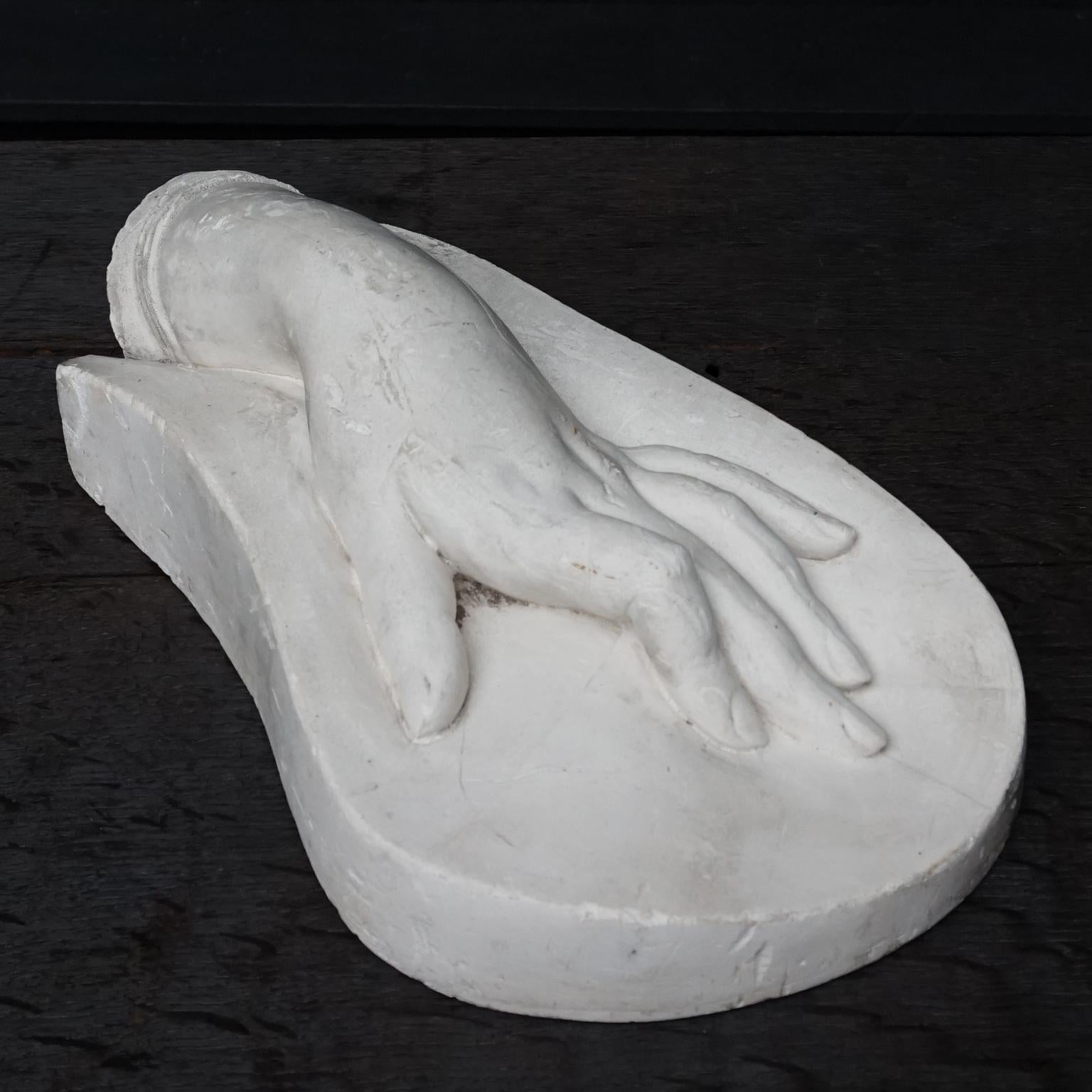 Very elegant Musées Royaux du Cinquantenaire Bruxelles atelier de moulage plaster cast of a woman's left hand, early 20th century.
Decorative piece ready for 'hanging out' or just 'laying around' anywhere you want.

Made somewhere in the first