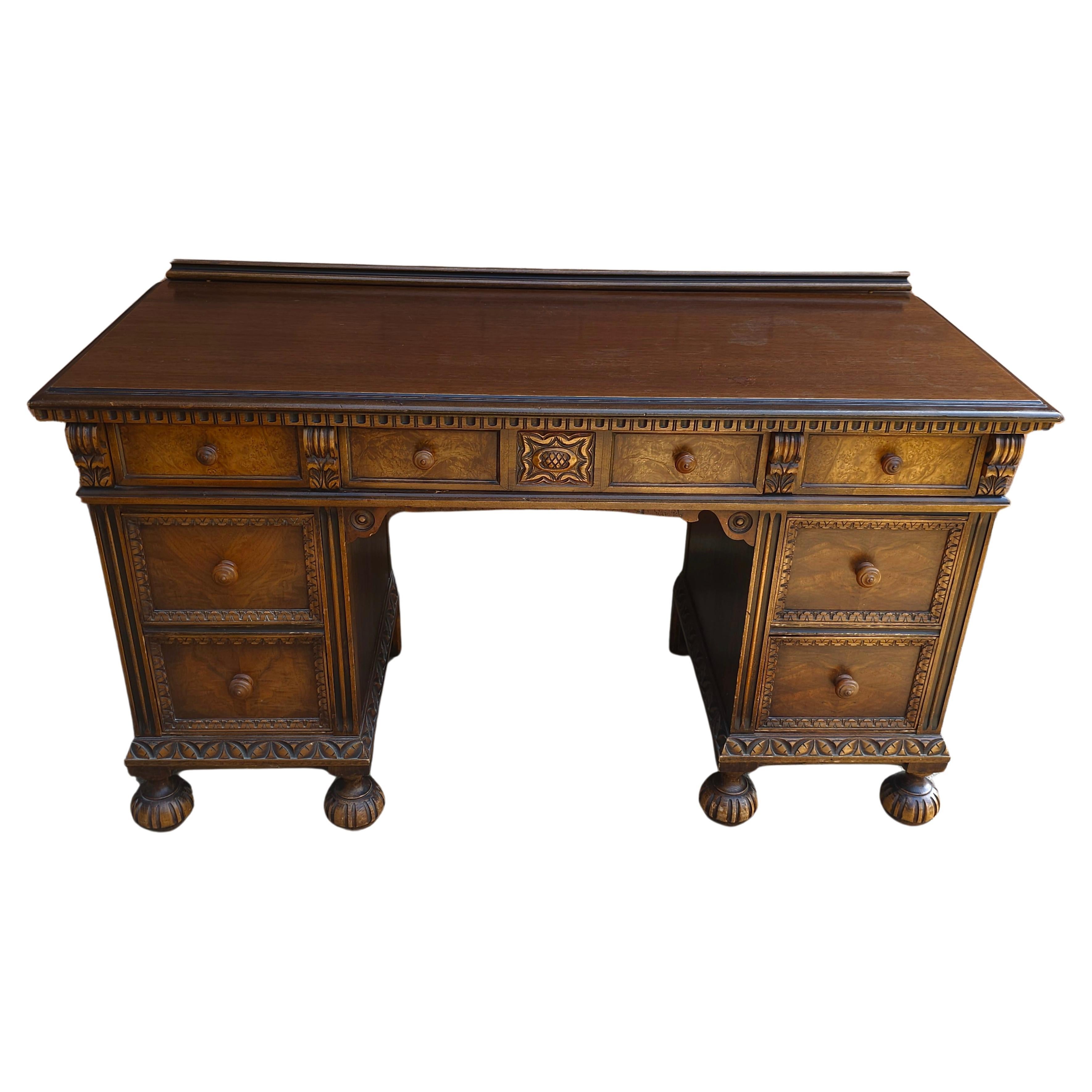 Ein sehr feiner, handgefertigter Berkey and Gay Furniture William and Mary Style Vanity Table Desk. Alle Schubladen sind schwalbenschwanzförmig und lassen sich leichtgängig öffnen und schließen. Misst 51,5