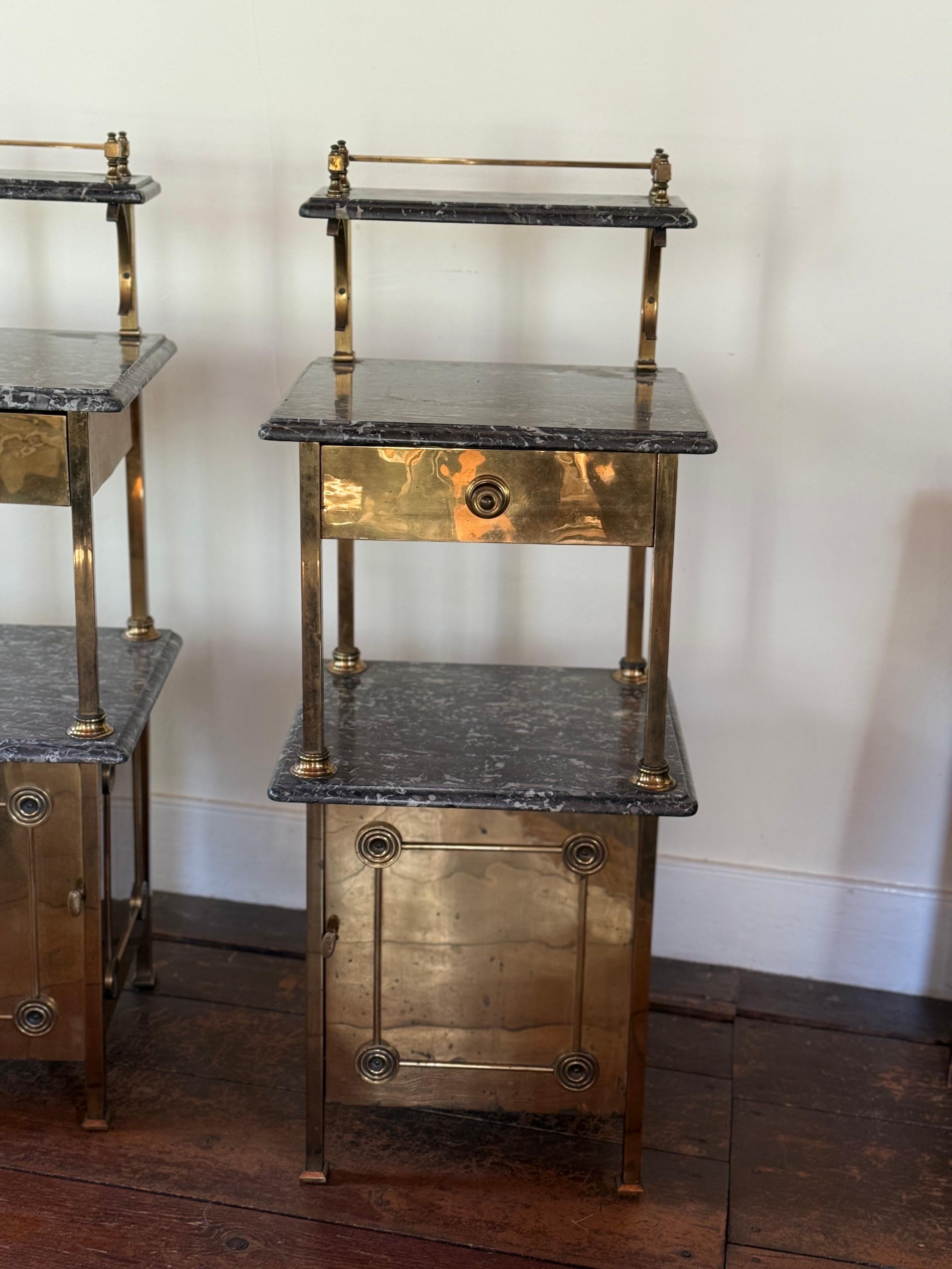 A.C.I.C. Tables d'appoint en laiton et marbre en vente 3