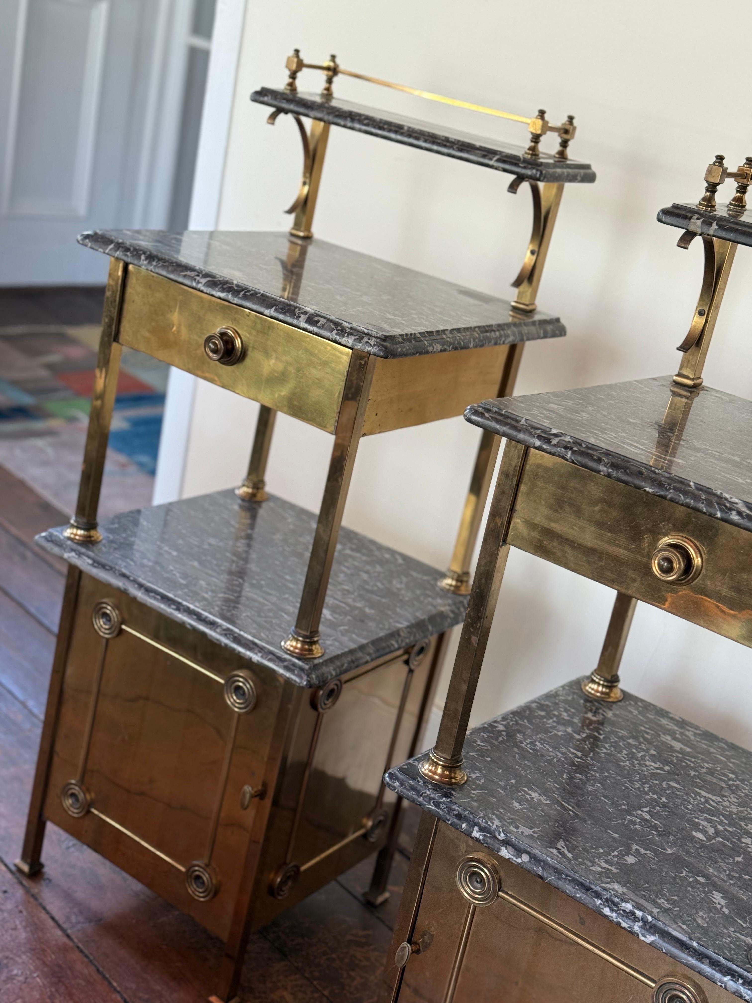A.C.I.C. Tables d'appoint en laiton et marbre en vente 4