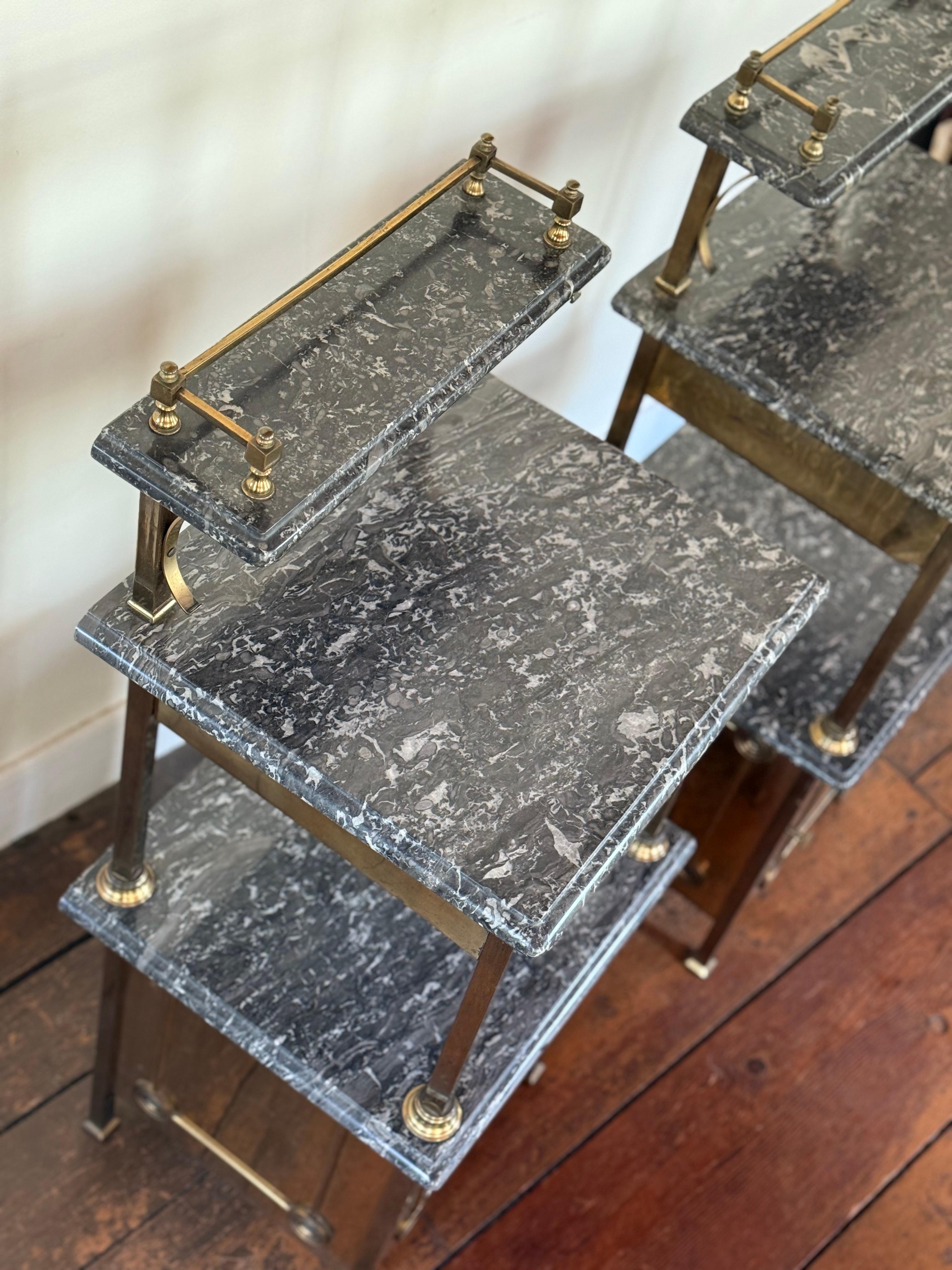 A.C.I.C. Tables d'appoint en laiton et marbre en vente 6