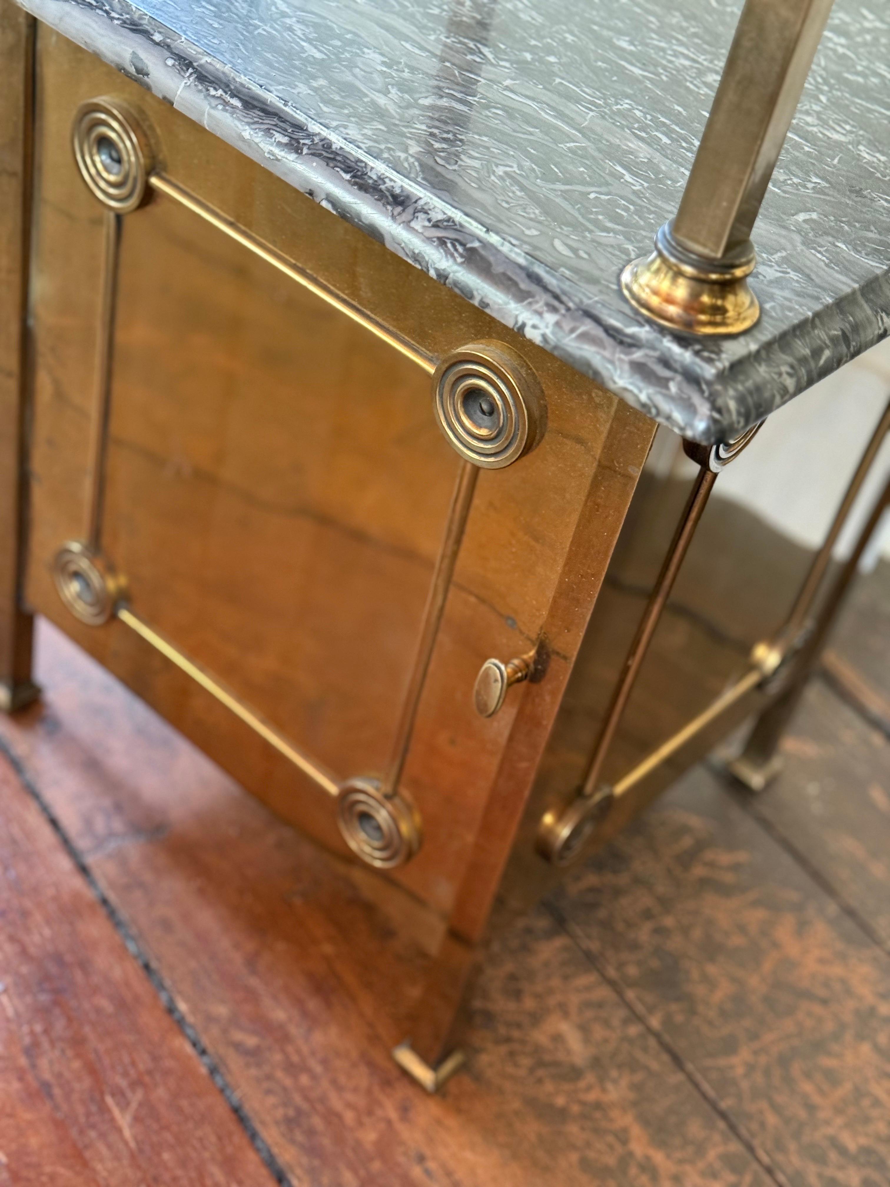A.C.I.C. Tables d'appoint en laiton et marbre en vente 7