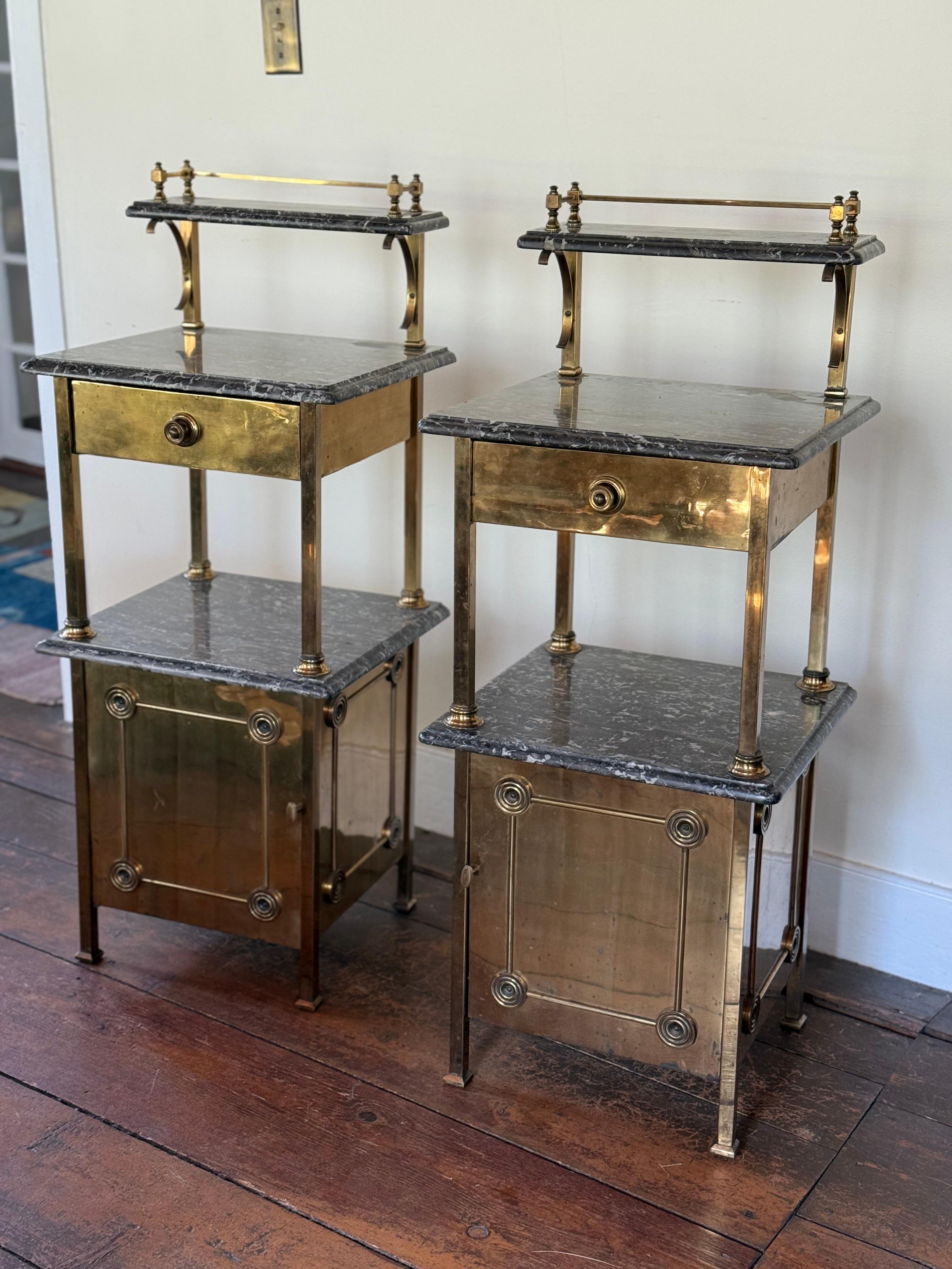 Tables d'appoint en laiton et marbre A.C.C. 
Belle patine. Un design et un toucher superbes avec une décoration circulaire. Trois niveaux de surface, un tiroir et une grande porte à la base pour le rangement. 
